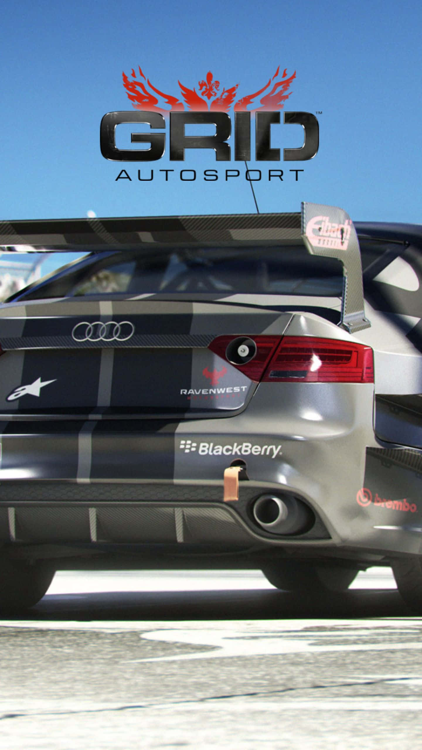 Android Grid Autosport 桌布 壁紙 — 銀色奧迪賽車在賽道上的後視圖，上方有GRID AUTOSPORT標誌，背景是晴朗的藍天。
