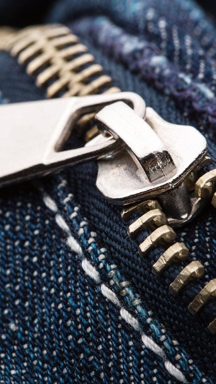 Denim 桌布 壁紙 — 銀色拉鏈頭的特寫，位於帶有白色縫線的紋理藍色牛仔布上。