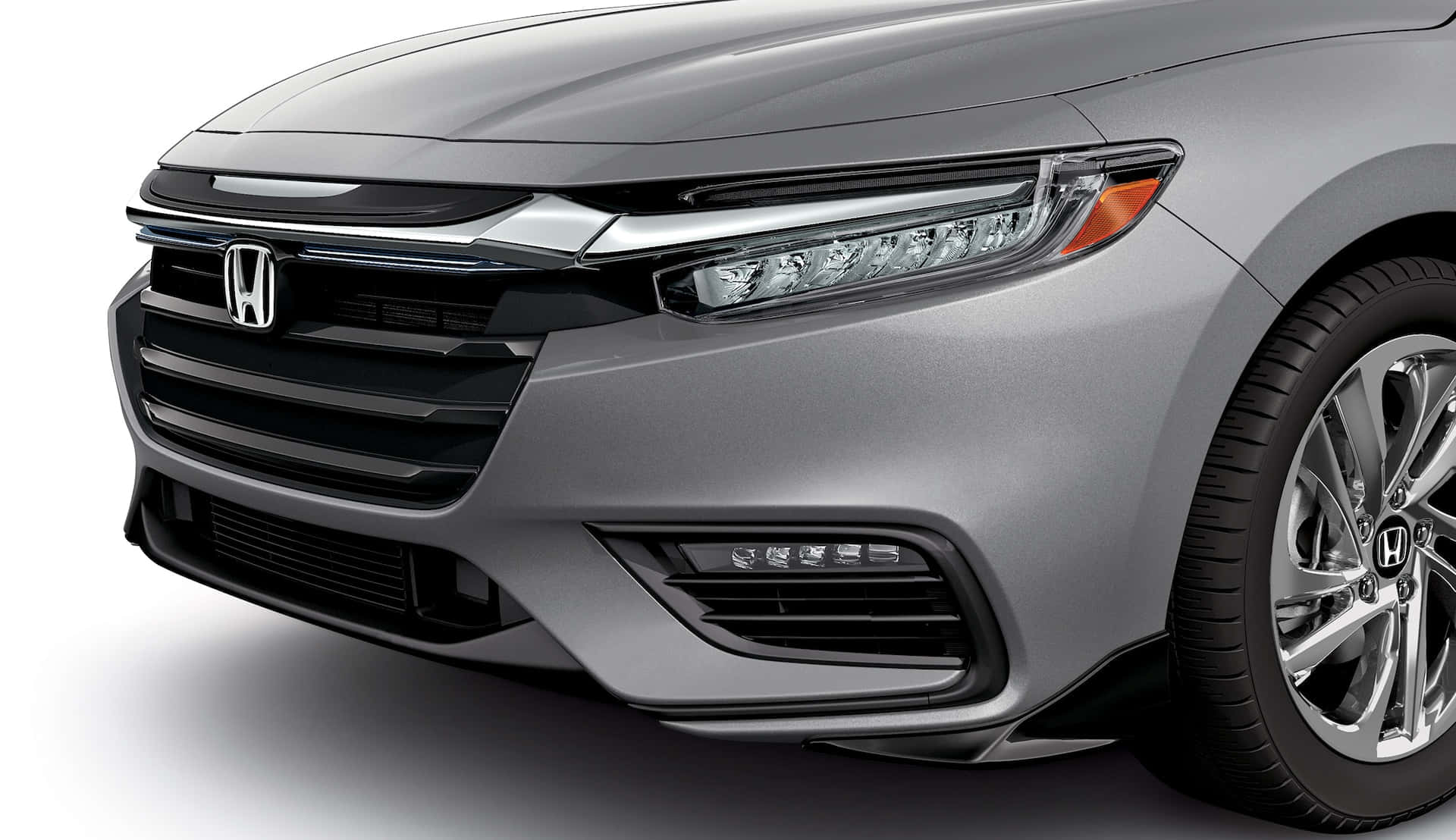 Honda Insight 桌布 壁紙 — 銀色本田汽車前臉特寫，展示現代LED頭燈和鍍鉻飾邊，背景為純白色。