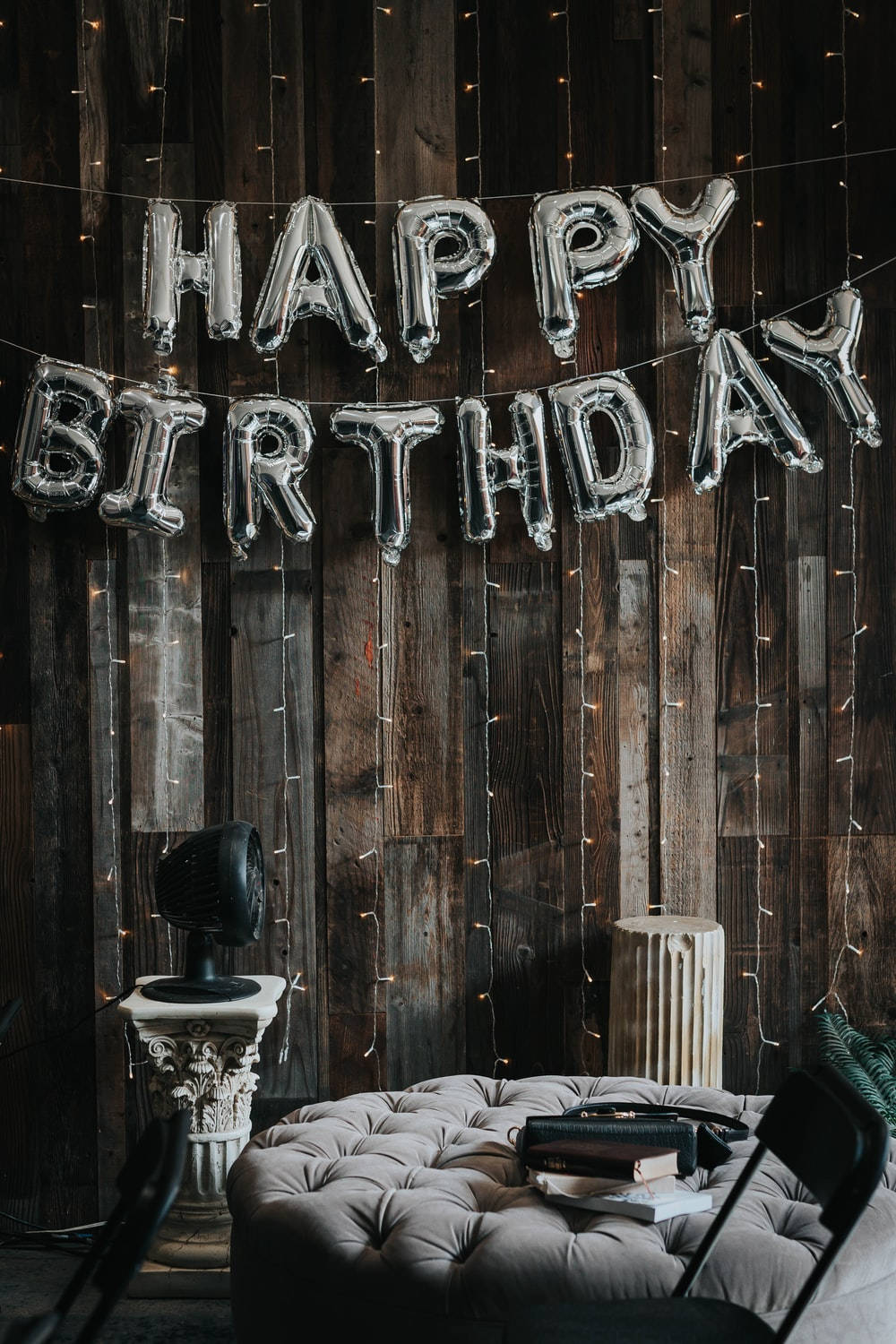 happy birthday氣球掛在帶有燈串的木牆上。 — 生日快樂 GIF 壁紙