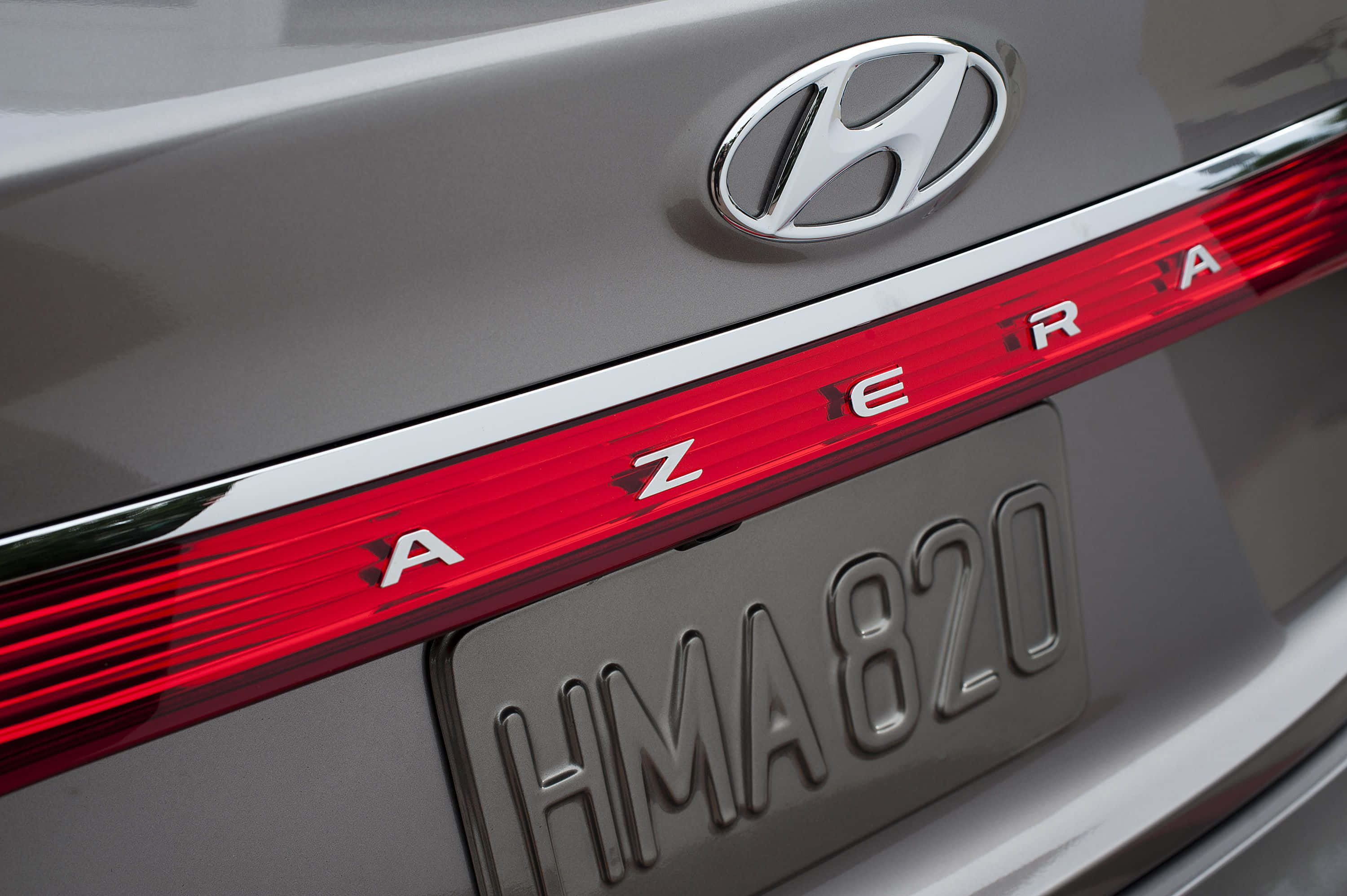 Hyundai Azera 桌布 壁紙 — 銀色現代Azera車尾特寫，配備紅色尾燈和鍍鉻飾條，車牌號碼HMA820。