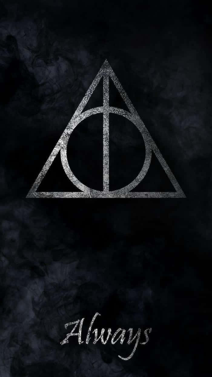 Harry Potter Black And White 桌布 壁紙 — 銀色的死亡聖器標誌在煙霧瀰漫的黑色背景上發光，下方寫有「Always」字樣。