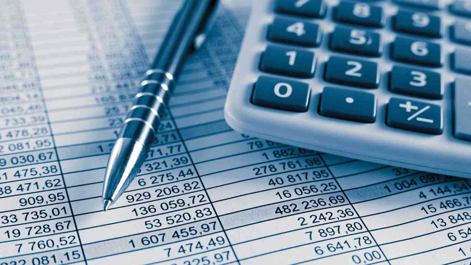 Accounting 桌布 壁紙 — 銀色筆放在財務試算表上的特寫，附近有計算機，在冷藍色燈光下。