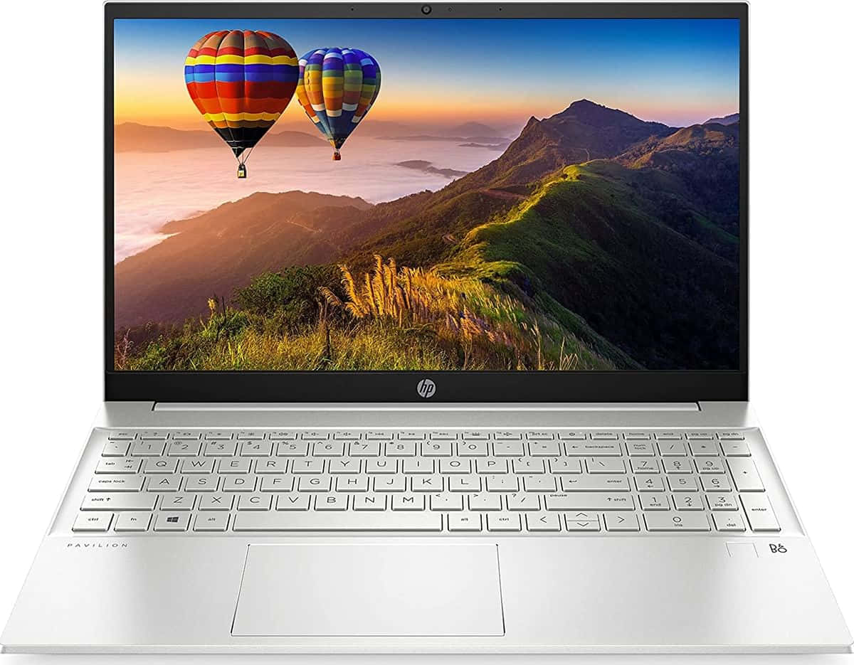 HP 桌布 壁紙 — 銀色筆記型電腦顯示在金色日出時，色彩繽紛的熱氣球漂浮在霧氣繚繞的山脈上空。