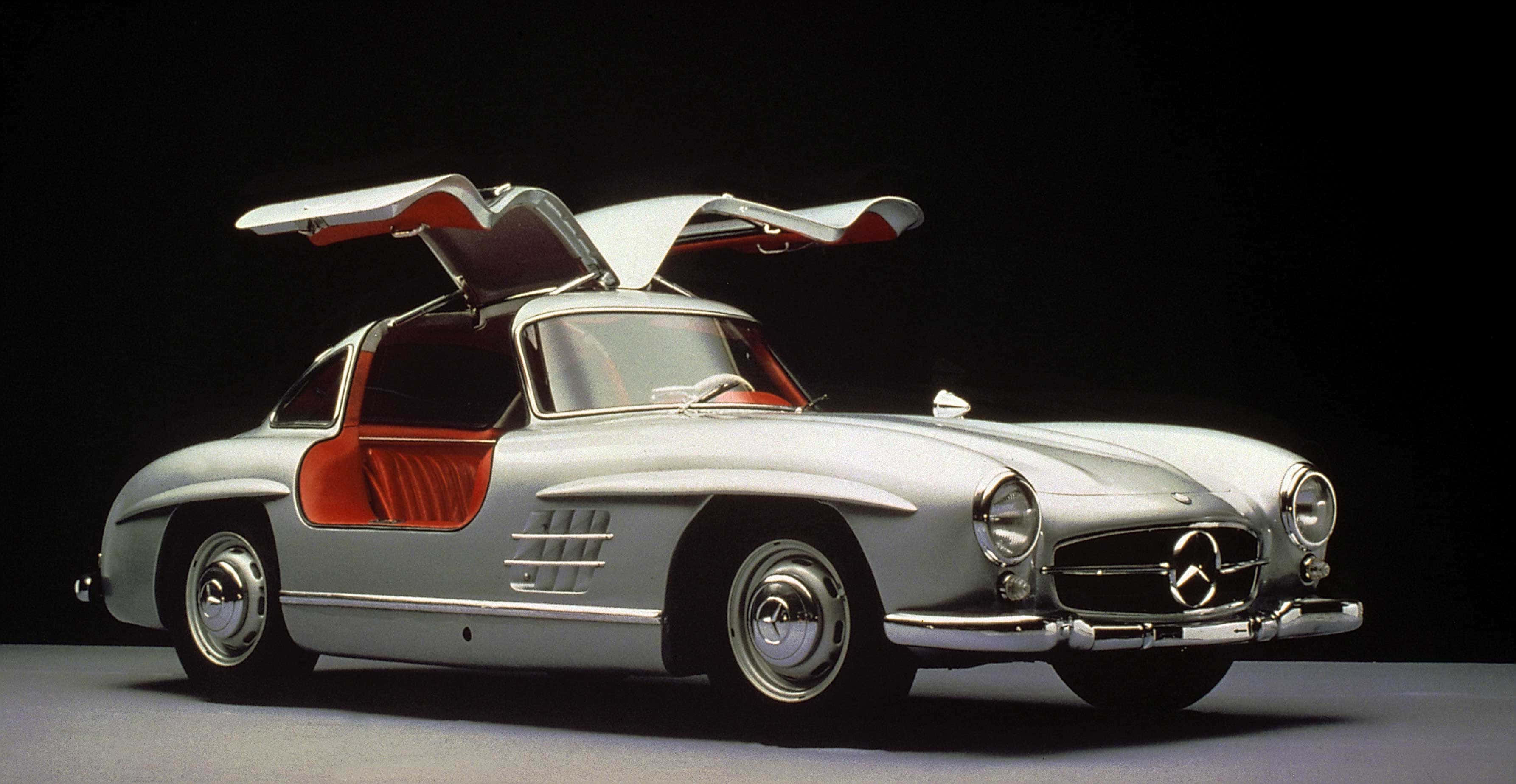 跑車 桌布 壁紙 — 銀色賓士300 SL，鷗翼車門打開，黑色背景。