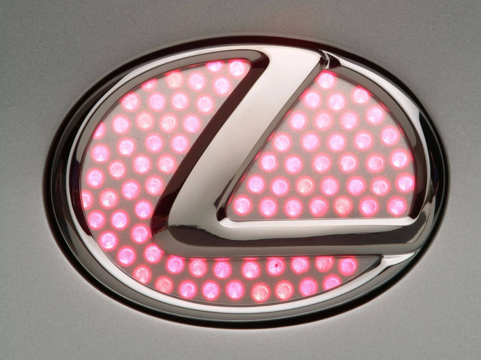Lexus 標誌 桌布 壁紙 — 銀色車頭蓋上帶有鍍鉻飾邊的發光粉紅色 LED Lexus 標誌特寫。