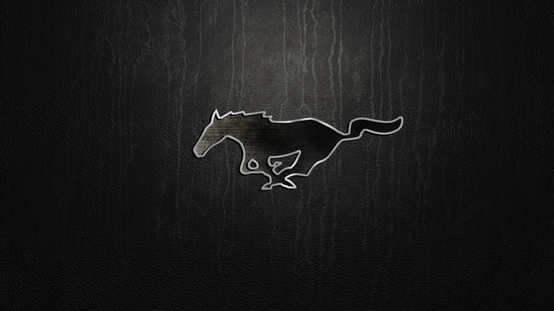 mustang HD 桌布 壁紙 — 銀色輪廓的奔騰馬標誌壓印在紋理黑色皮革上，帶有微妙的燈光效果。