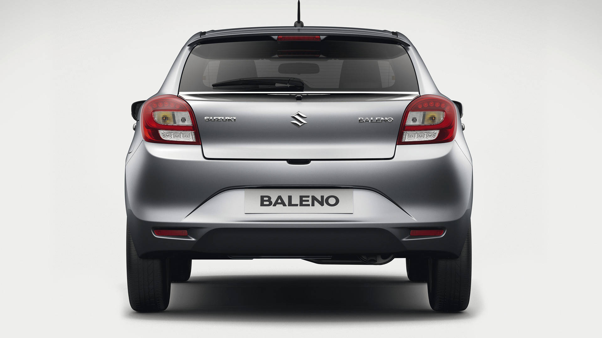 Suzuki 桌布 壁紙 — 銀色鈴木Baleno緊湊型轎車的後視圖，背景為純白色攝影棚。
