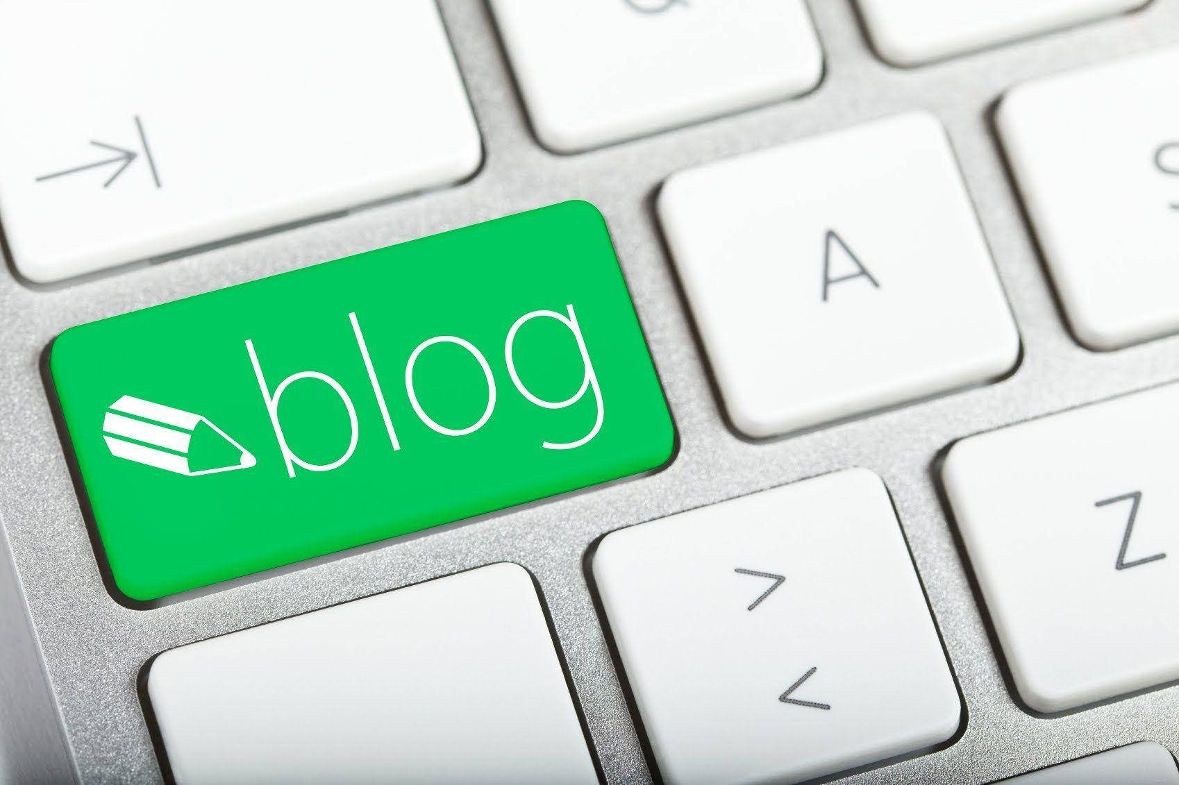 筆電 桌布 壁紙 — 銀色鍵盤的特寫，上面有一個亮綠色的「blog」鍵，帶有鉛筆圖示。