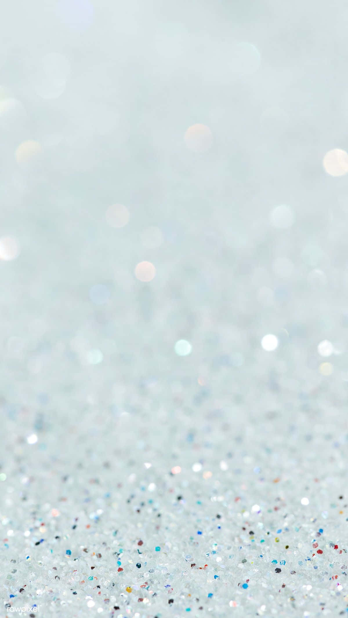 White Glitter 桌布 壁紙 — 銀色閃爍亮片的特寫，搭配柔和散景燈光，營造夢幻閃耀效果。