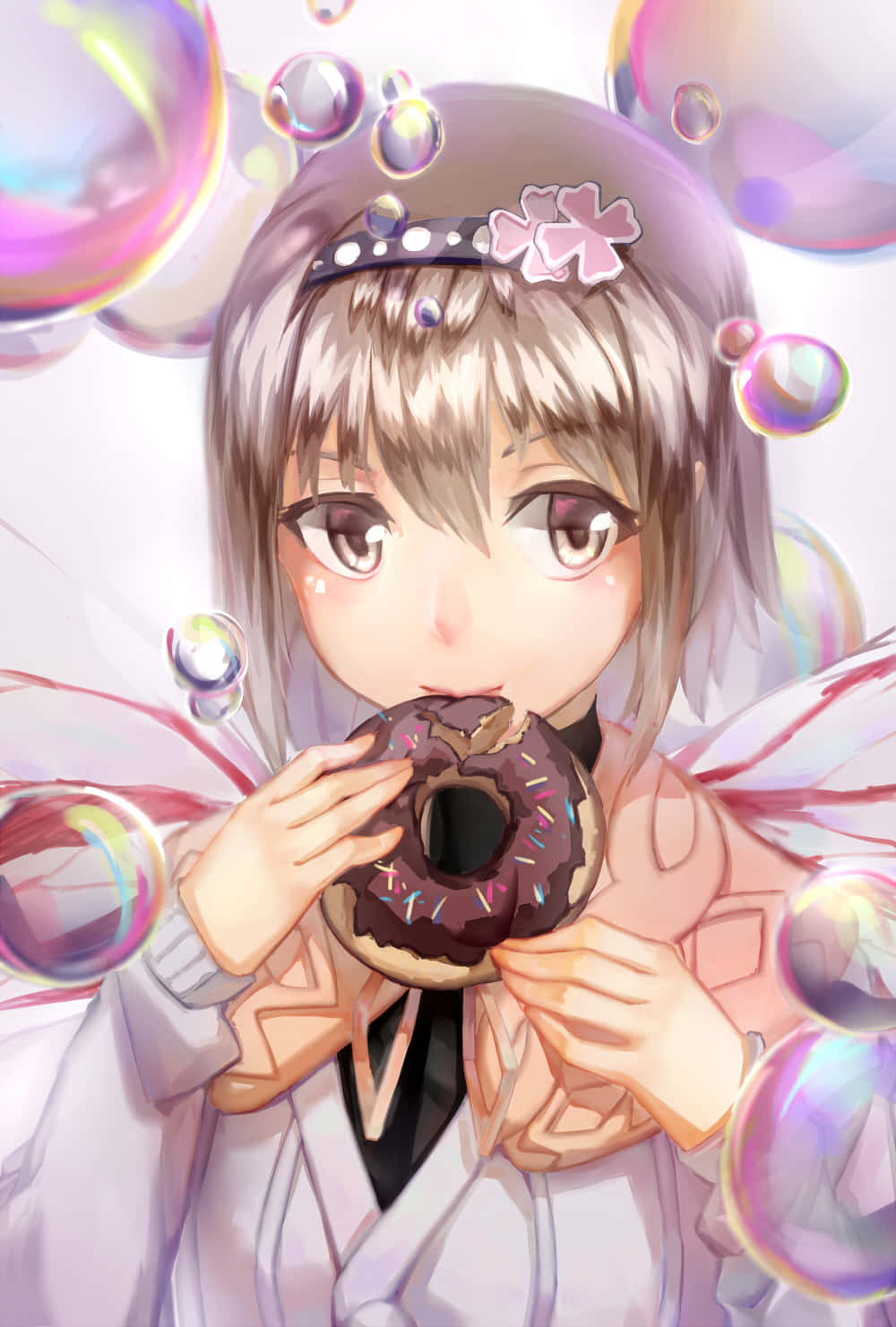 Hinami Fueguchi 桌布 壁紙 — 銀色頭髮、戴著粉紅色花頭帶的動漫女孩，咬著一個被彩虹色氣泡包圍的巧克力碎甜甜圈。