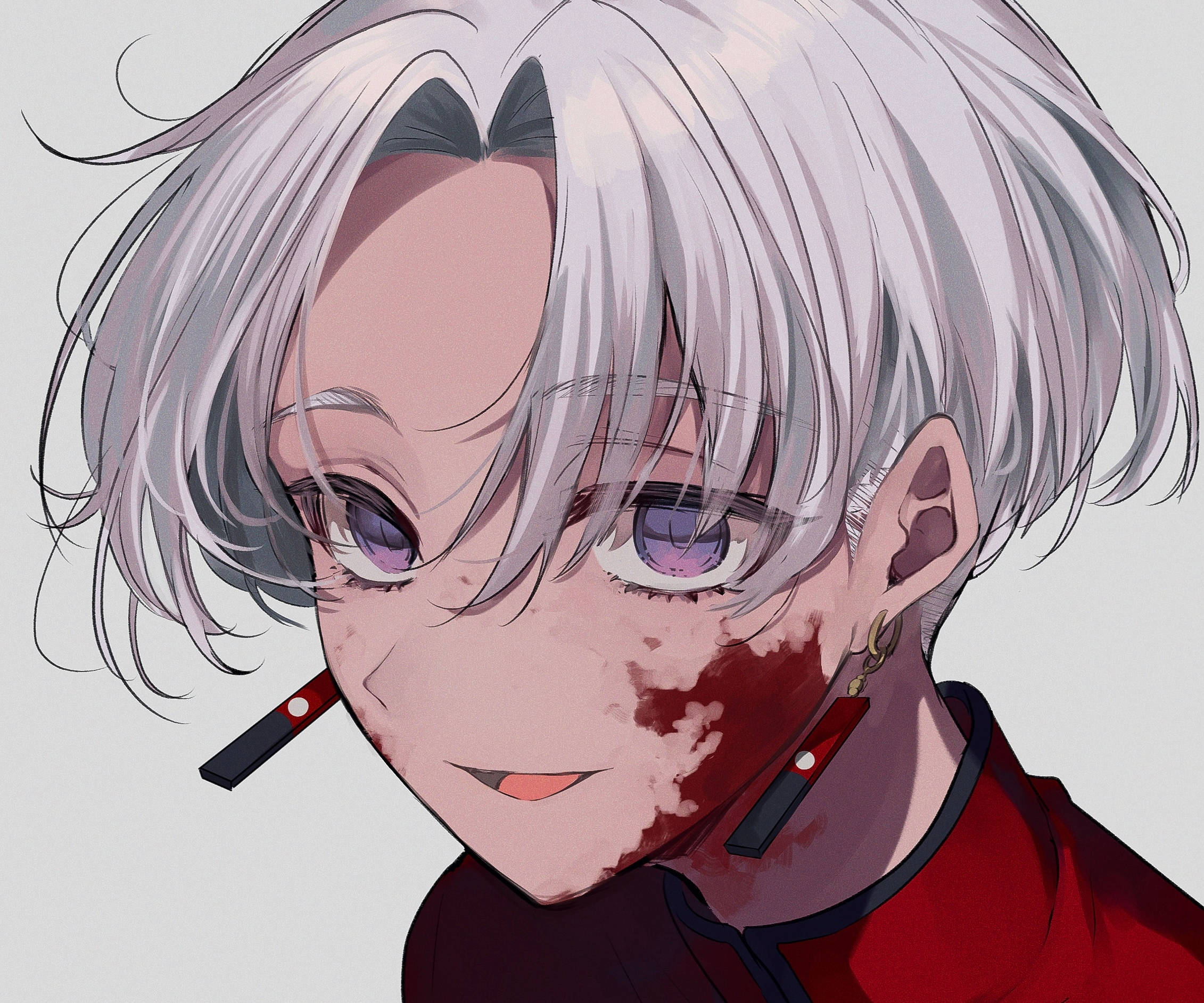 izana kurokawa 桌布 壁紙 — 銀色頭髮和紫色眼睛的動漫角色特寫，微笑著，臉頰滴血，刀片靠近嘴巴。