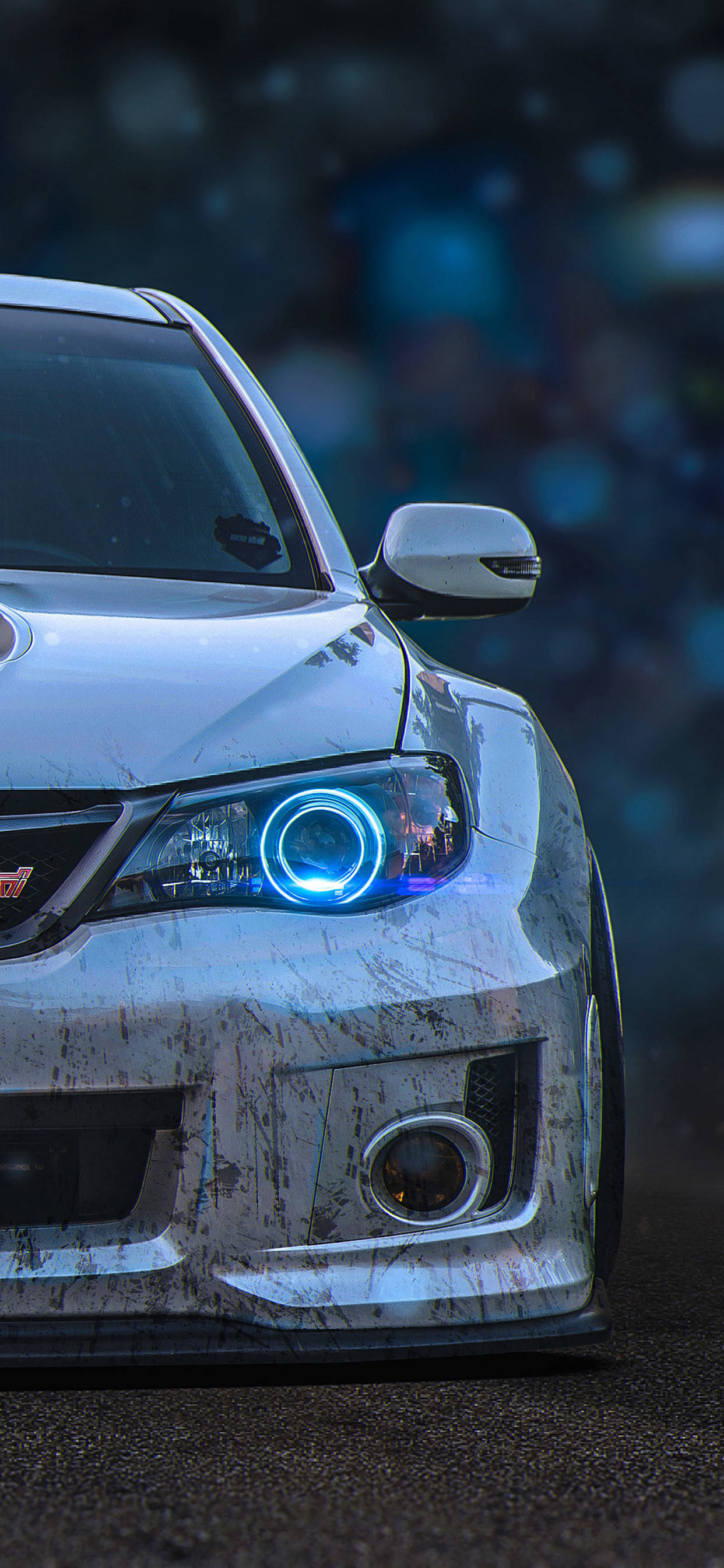 Subaru 桌布 壁紙 — 銀色飄移車的藍色發光頭燈特寫，濺滿泥巴，背景模糊黑暗。