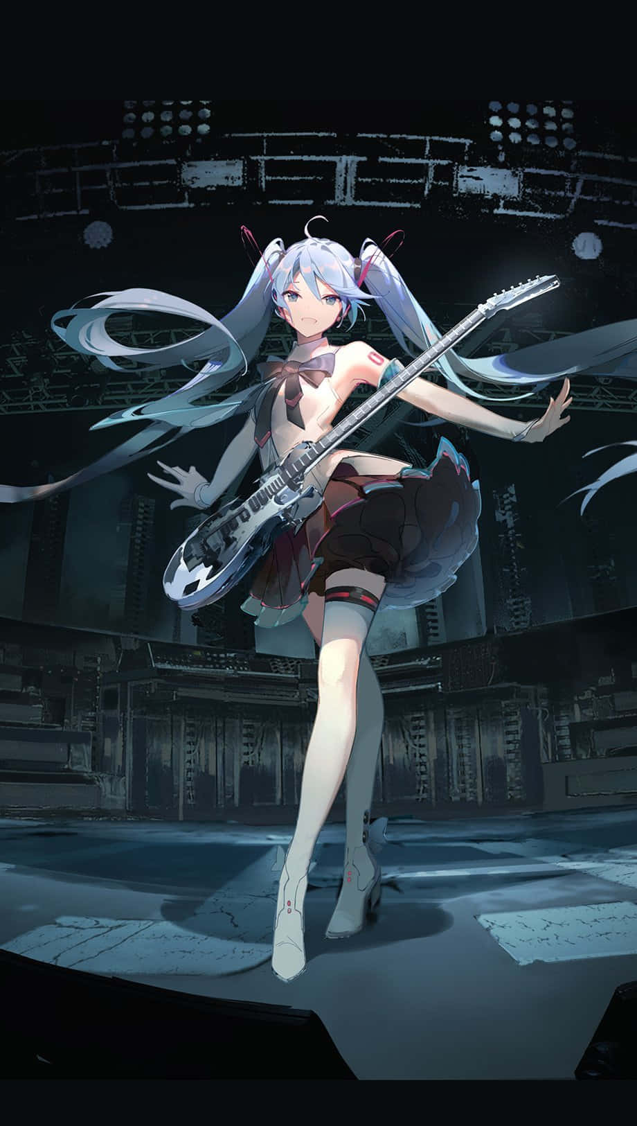 初音未來 桌布 壁紙 — 銀髮動漫女孩在昏暗的舞台上，在聚光燈下彈奏電吉他。