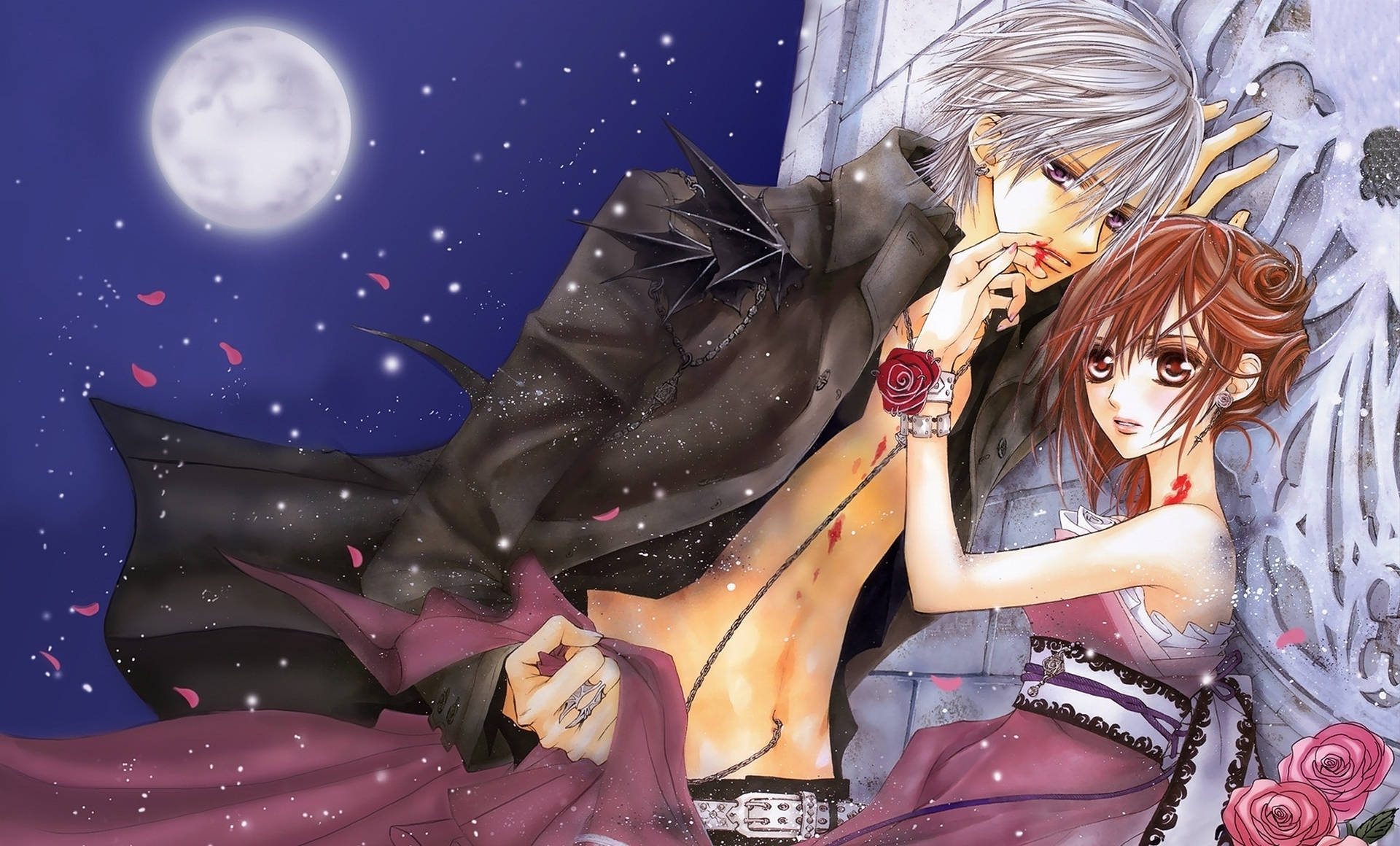 Vampire Knight 桌布 壁紙 — 銀髮動畫吸血鬼在滿月下擁抱紅髮女孩，玫瑰花瓣在星空夜空中飄落。
