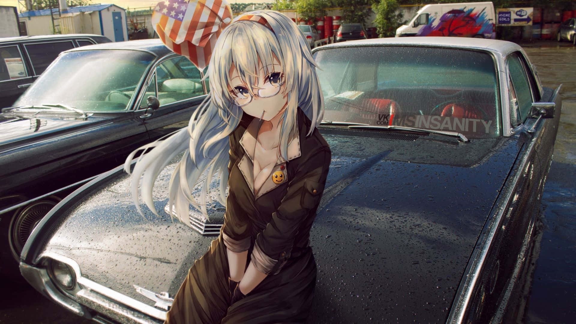 動漫車 桌布 壁紙 — 銀髮戴眼鏡的動漫少女在明亮的日光下，靠在潮濕停車場中的一輛復古黑色汽車上。