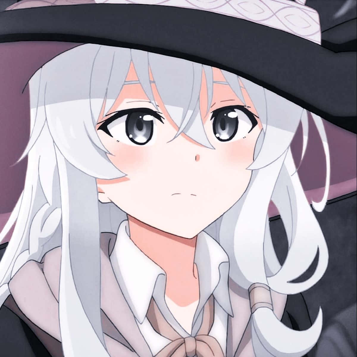 動漫 桌布 壁紙 — 銀髮戴黑帽的動漫少女近距離特寫，以大眼睛柔和地凝視。