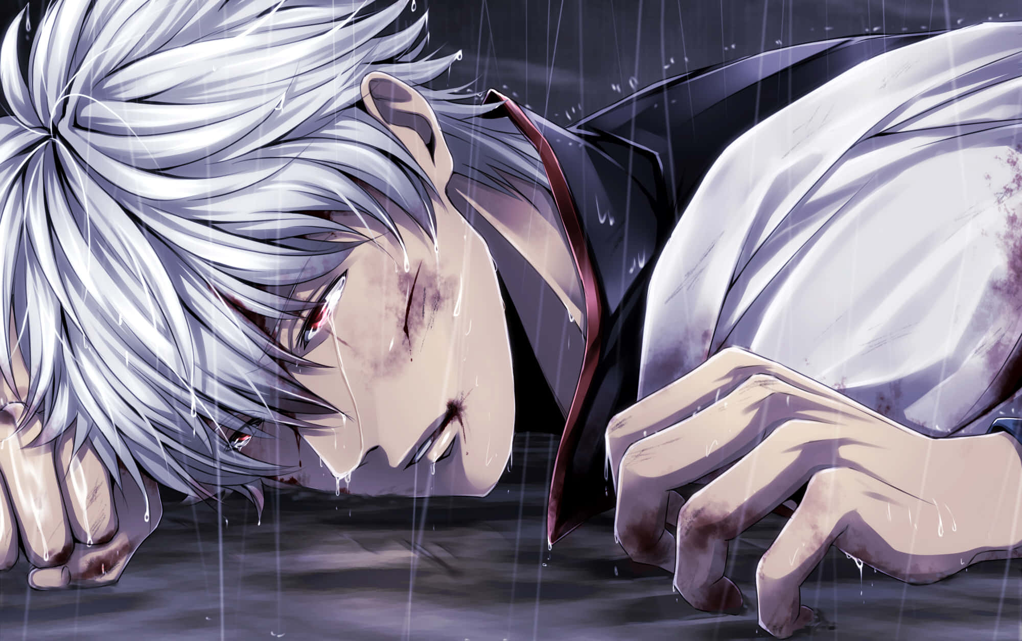 桌布 壁紙 — 銀髮的動漫角色在雨中敗陣，滿臉鮮血，雙手緊抓濕漉漉的地面。