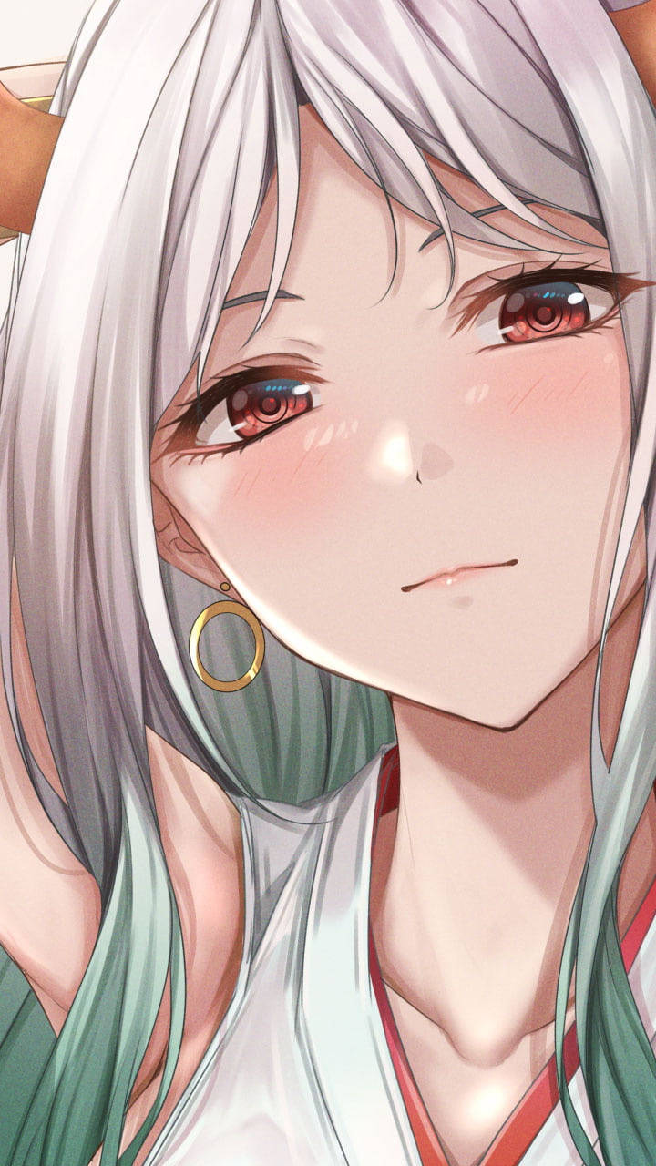 動漫女孩 桌布 壁紙 — 銀髮紅眼動漫少女特寫，身穿綠色和白色服裝，戴著金色圓環耳環。