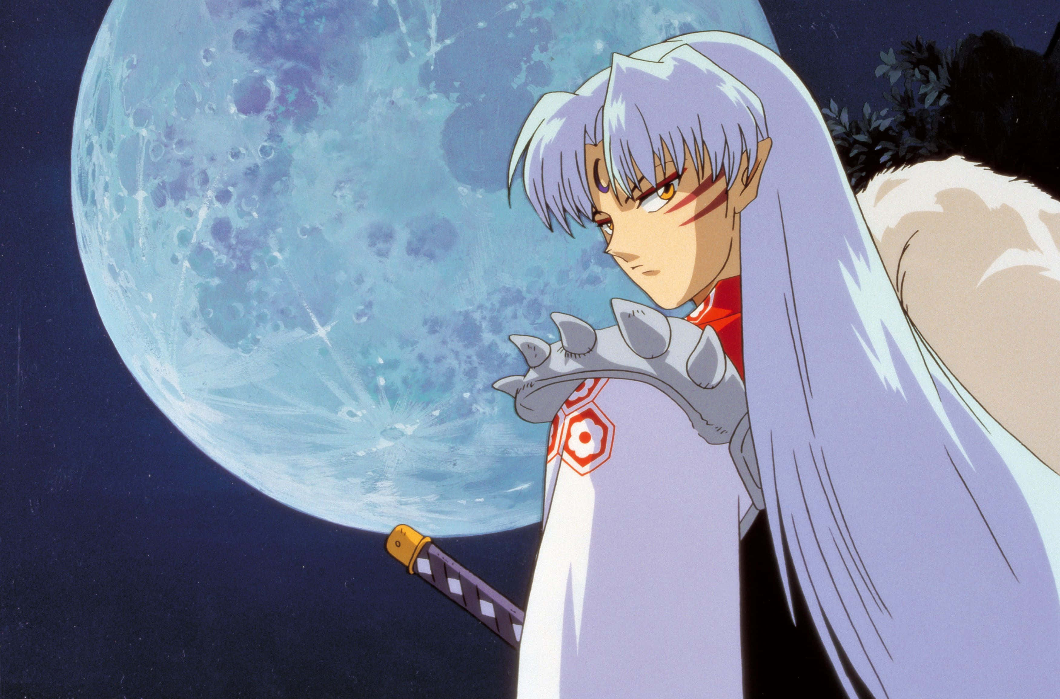 Inuyasha And Sesshomaru 桌布 壁紙 — 銀髮紅紋的動漫角色站在巨大的藍月下，手持劍。