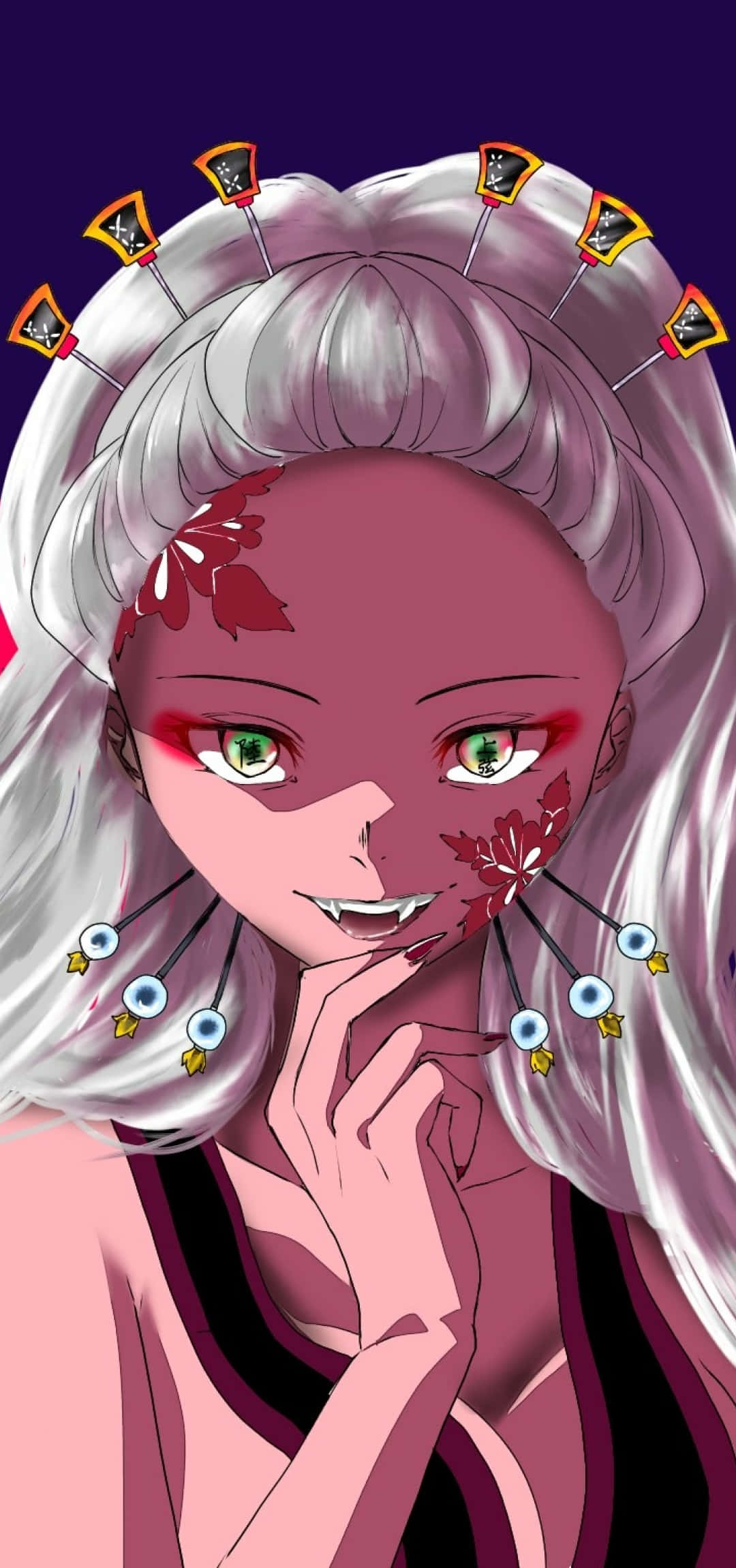 動漫 桌布 壁紙 — 銀髮紅花紋的動漫女孩微笑著，托著下巴，下巴上裝飾著別針和眼球。