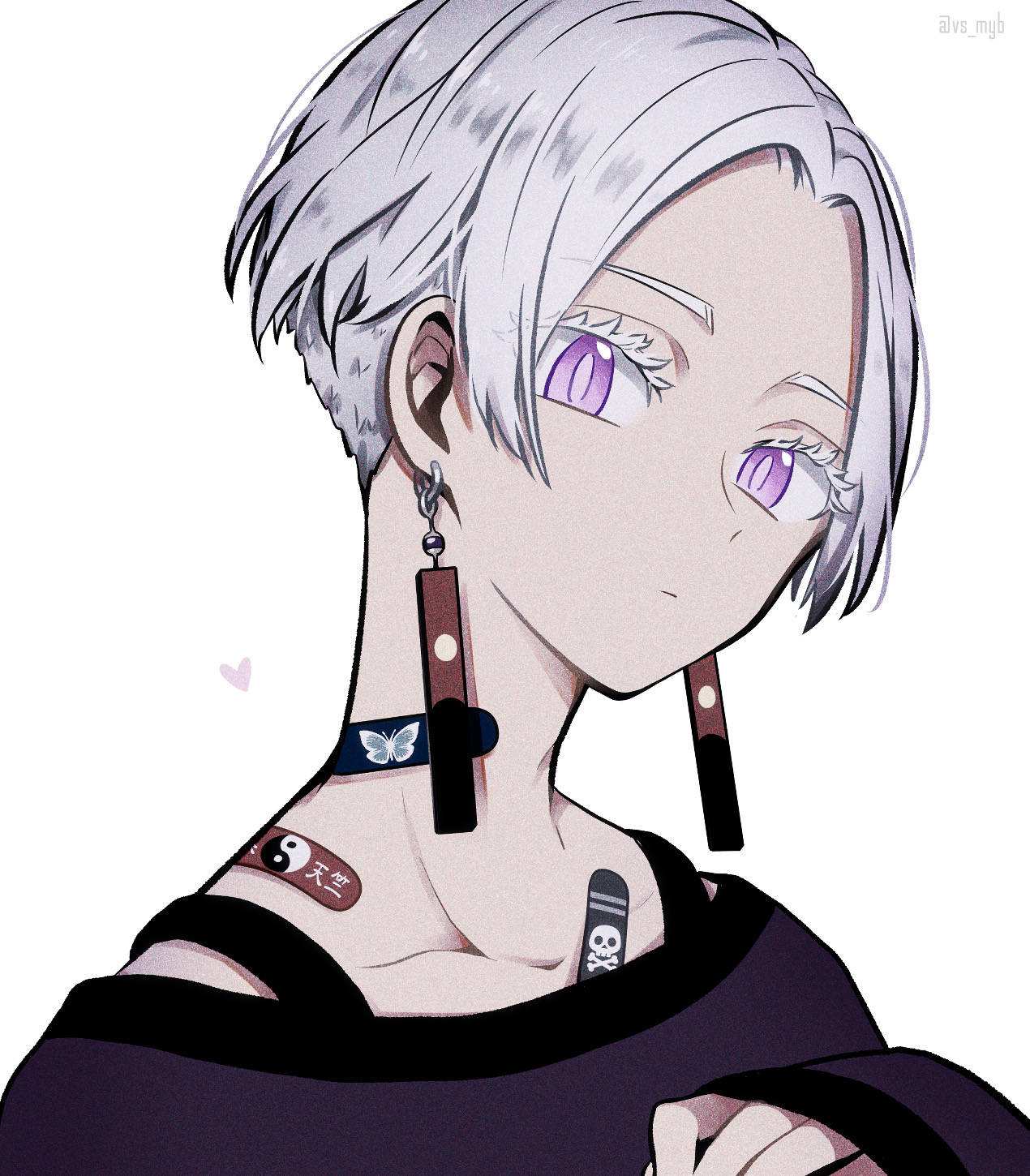 izana kurokawa 桌布 壁紙 — 銀髮紫眸的動漫角色，身穿黑色服裝，佩戴獨特耳環，背景為白色。