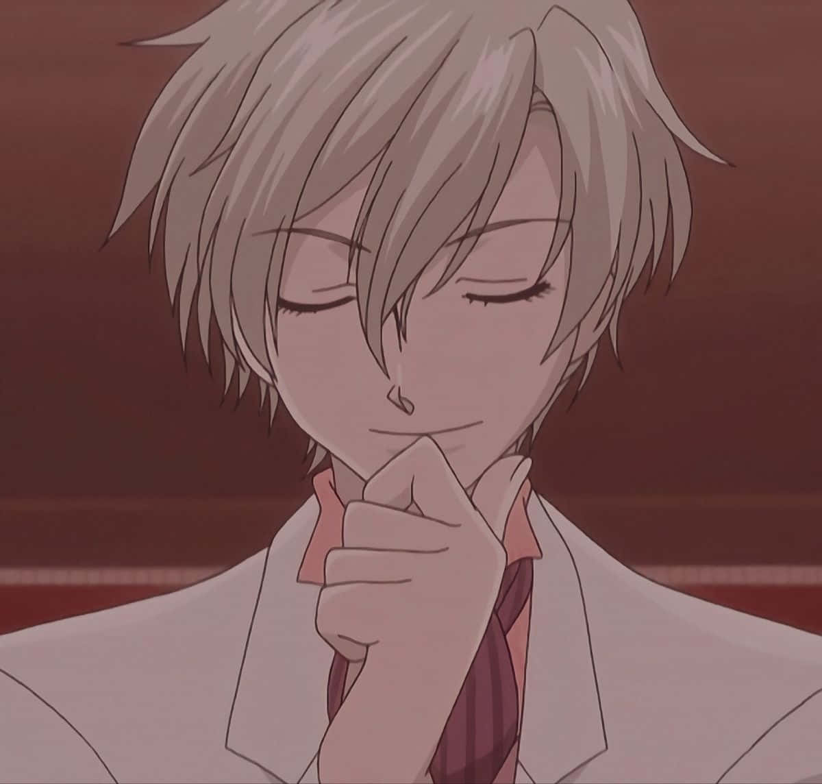 Tamaki Suoh 桌布 壁紙 — 銀髮閉眼的動畫男孩，穿著白色外套和紅色領帶，輕輕觸碰下巴。