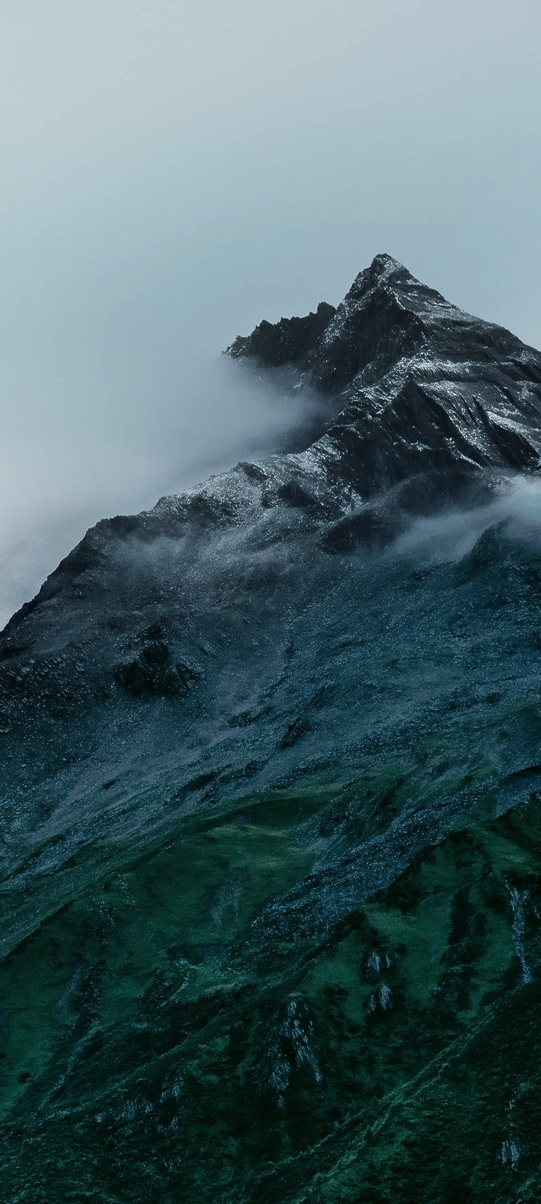 山景 桌布 壁紙 — 鋸齒狀的山峰刺穿霧雲，雪覆蓋的山脊在翠綠的山坡之上。