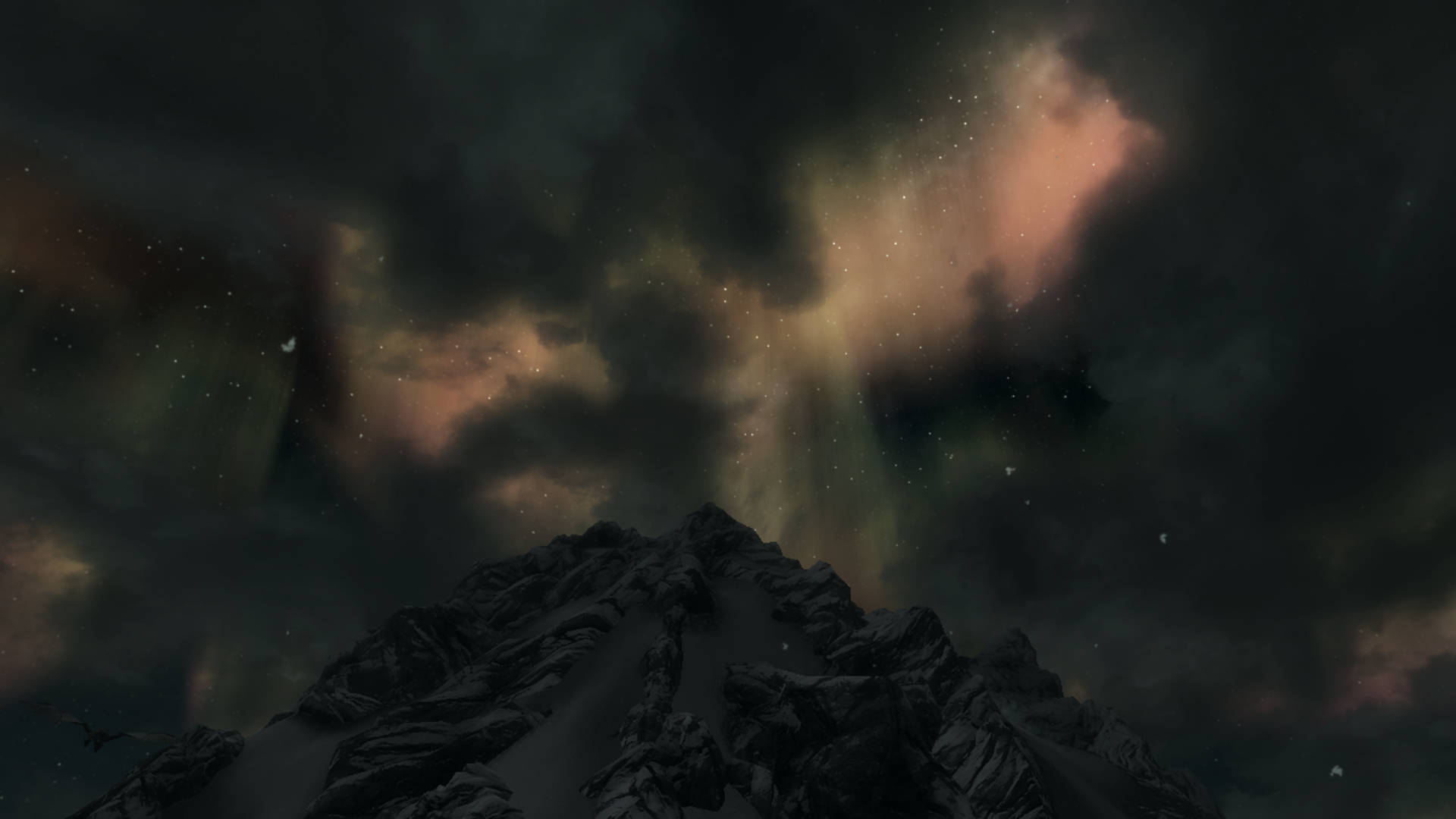 山景 桌布 壁紙 — 鋸齒狀的雪山山峰在充滿旋轉極光和散落星星的戲劇性夜空下聳立。