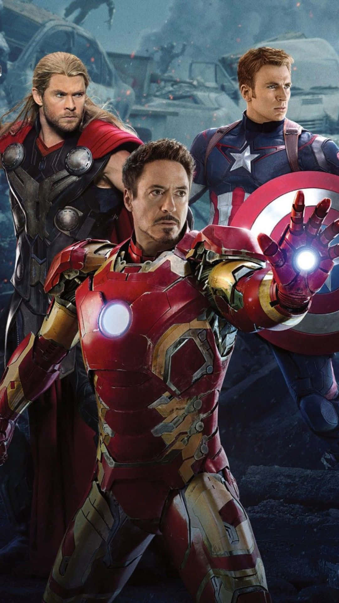 ironman 桌布 壁紙 — 鋼鐵人、索爾和美國隊長身穿戰鬥裝備，在戰火摧殘的背景前準備就緒，配備發光的斥力器。