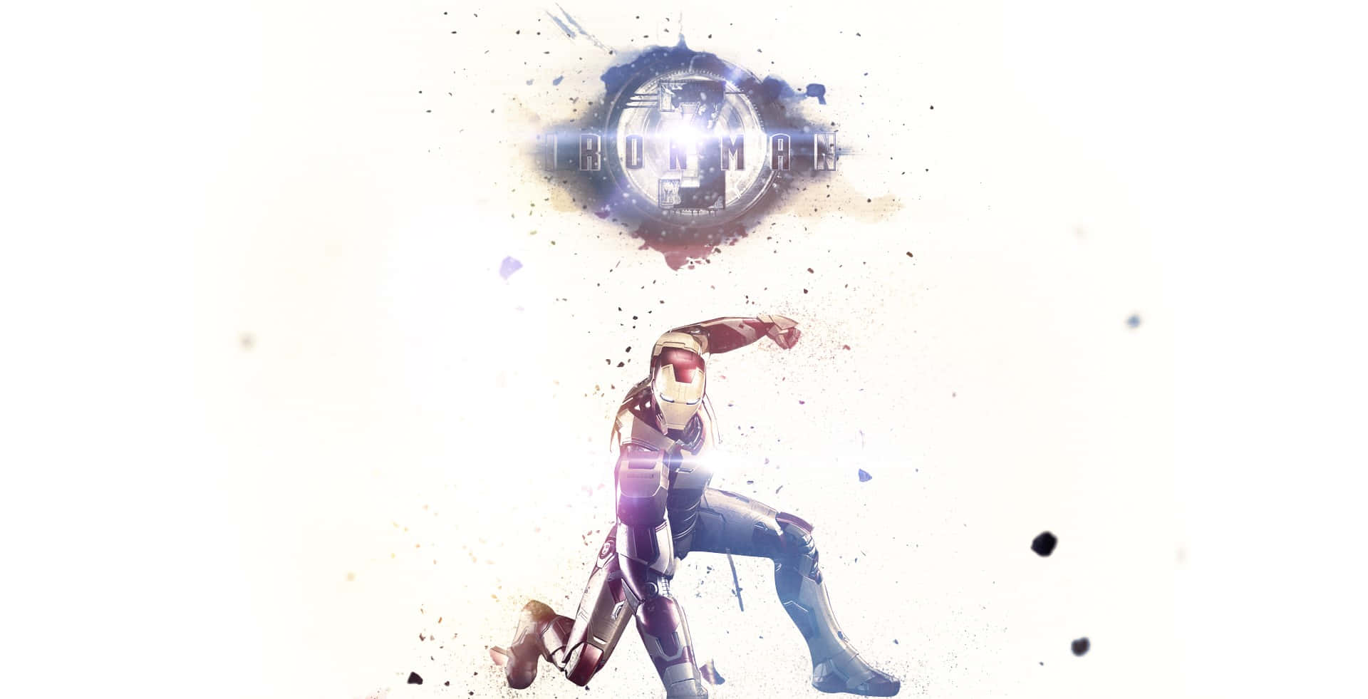 Iron Man Fan Art 桌布 壁紙 — 鋼鐵人以動感姿態呈現，胸口弧形反應器發光，上方有「Iron Man」標誌，背景為白色潑濺效果。