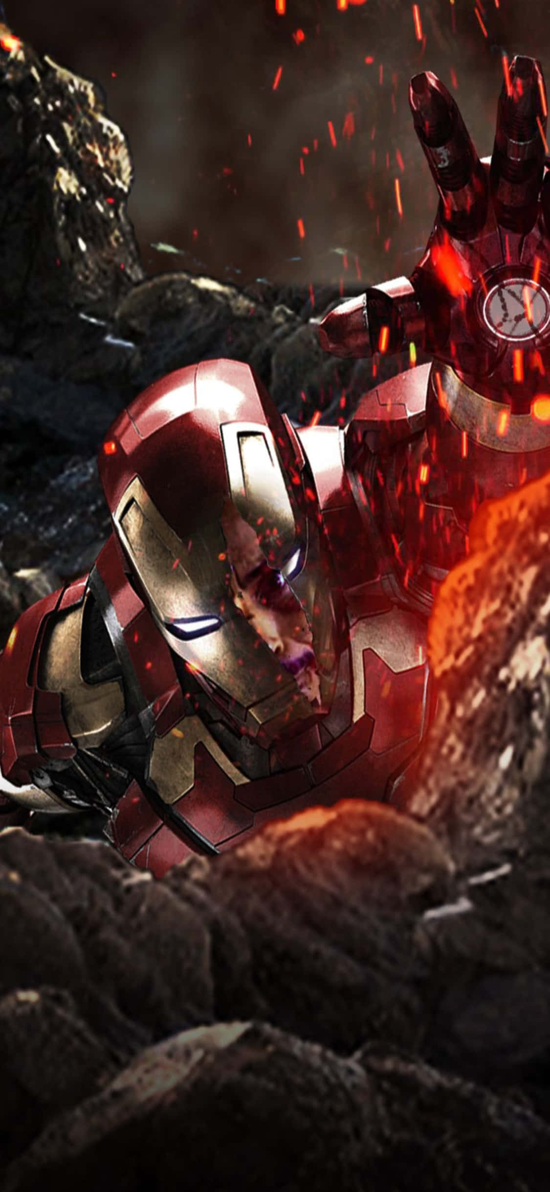 iPhone Xs Marvel's Avengers 桌布 壁紙 — 鋼鐵人受損的紅色和金色盔甲躺在暗色岩石中，火花從他舉起的手飛出。