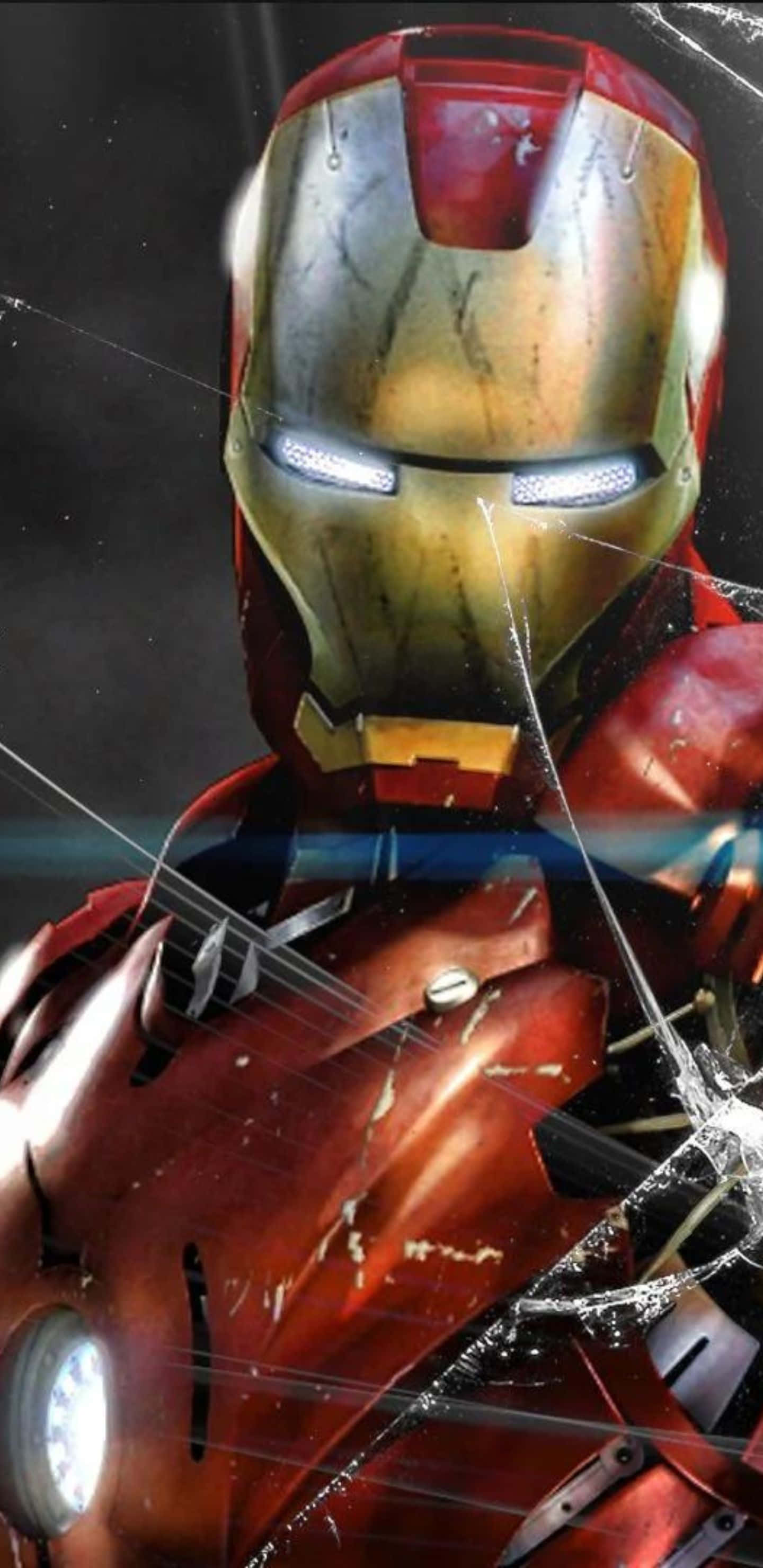 鋼鐵人 桌布 壁紙 — 鋼鐵人受損的頭盔在黑暗粗糙的環境中透過破裂的玻璃表面發光。
