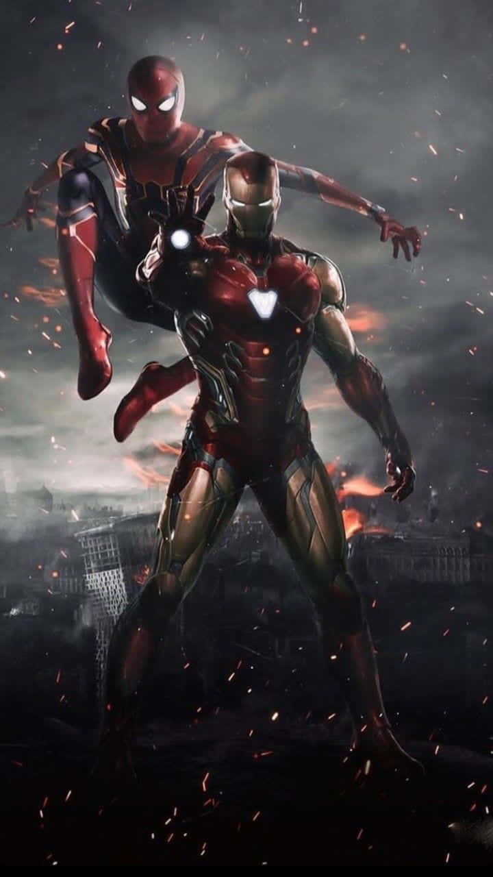 Iron Man And Spider-man 桌布 壁紙 — 鋼鐵人和蜘蛛人在暴風雨的天空下，英勇地站在崩塌的城市景觀之上，四周火花四濺。