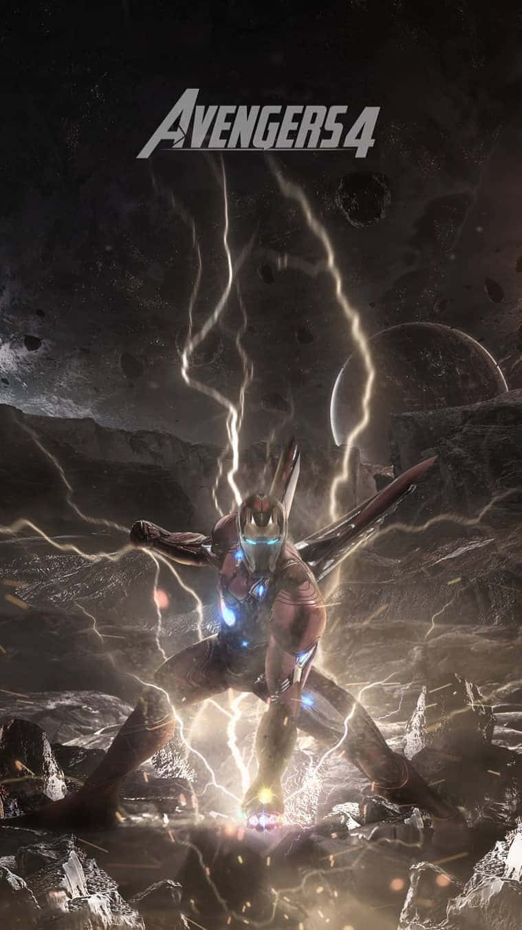 Avengers Endgame iPhone 桌布 壁紙 — 鋼鐵人在破碎的外星行星上挑釁地站立，在宇宙天空下閃電在他的戰衣周圍劈啪作響。