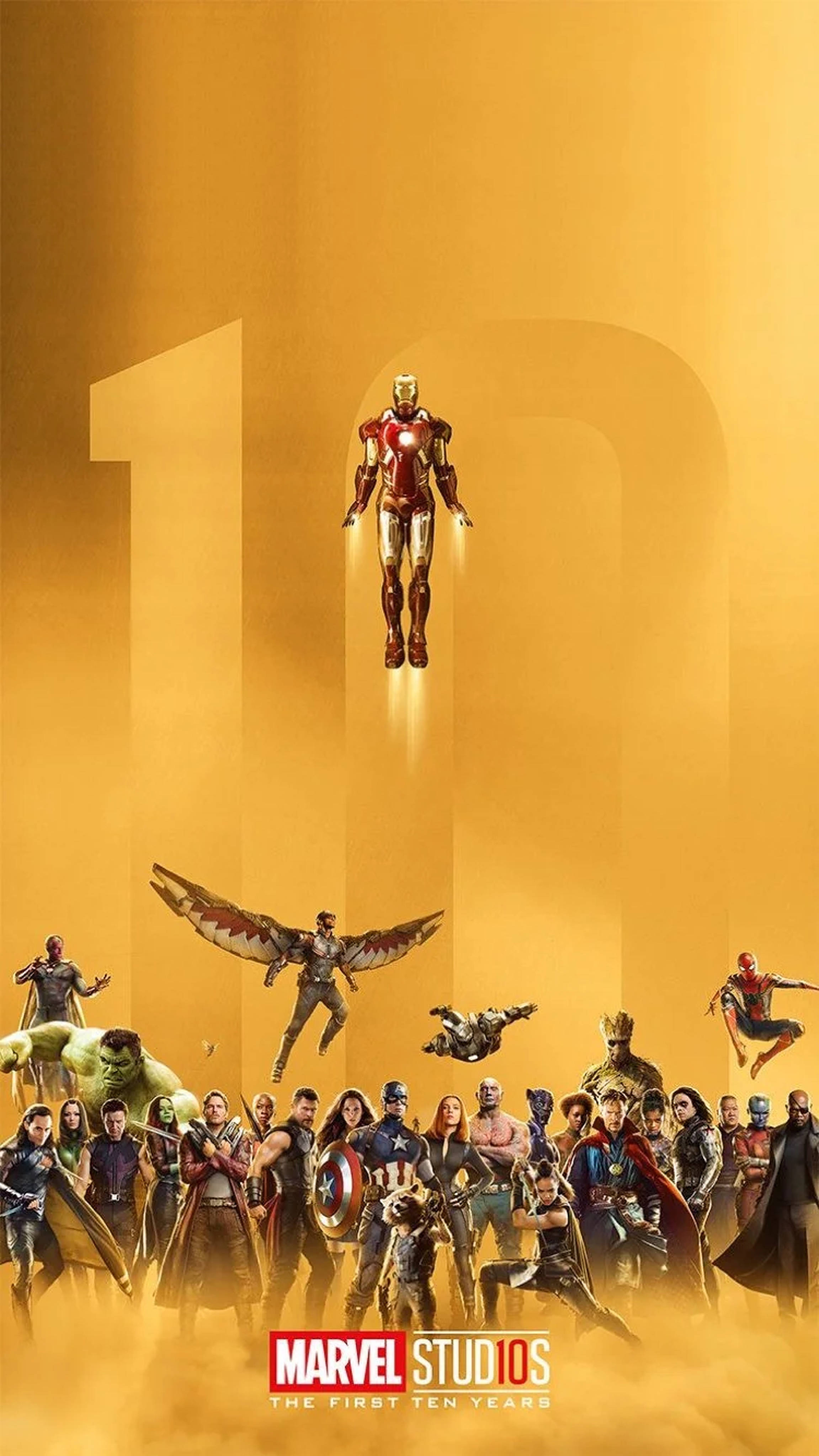 4K Marvel 壁紙 桌布 壁紙 — 鋼鐵人在金色「10」上方盤旋，而Marvel Studios的超級英雄團隊在下方聚集，以璀璨的方式向他們的第一個十年致敬。