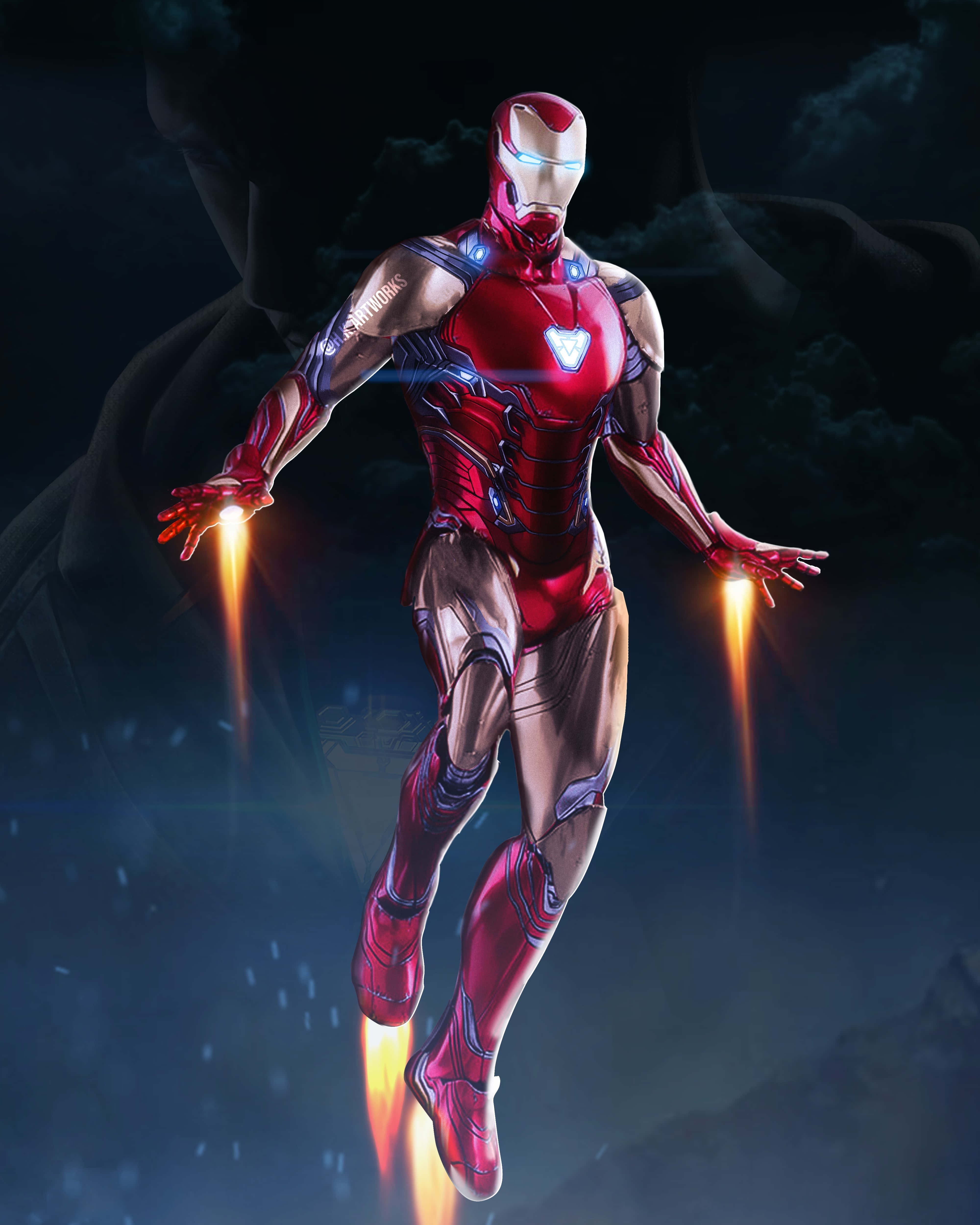 Iron Man Suit 桌布 壁紙 — 鋼鐵人在黑暗風暴的天空中翱翔，發光的斥力炮和弧形反應器照亮了他的紅金色戰衣。