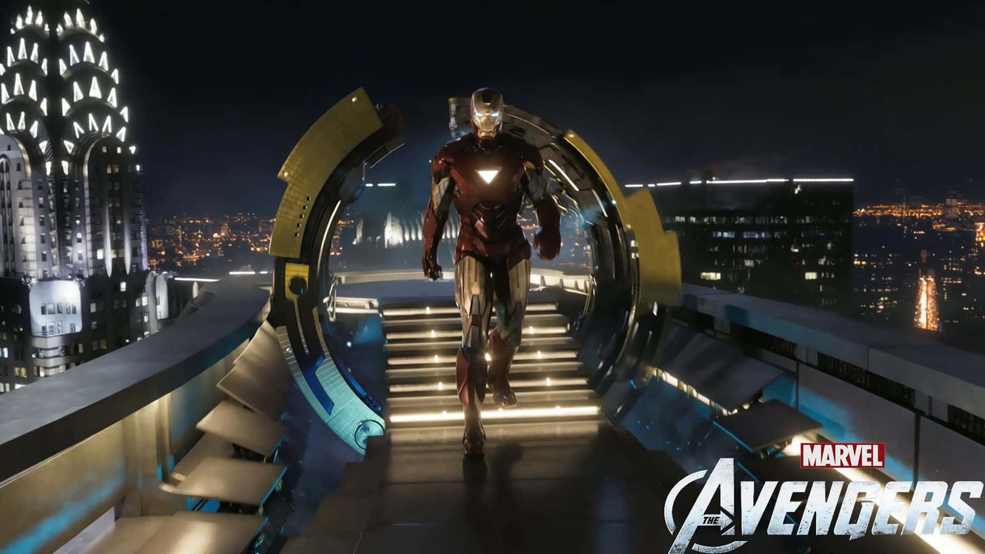 Iron Man Movies 桌布 壁紙 — 鋼鐵人從一個發光的傳送門中出現，站在一個屋頂上，俯瞰著夜晚霓虹燈閃爍的城市景觀。