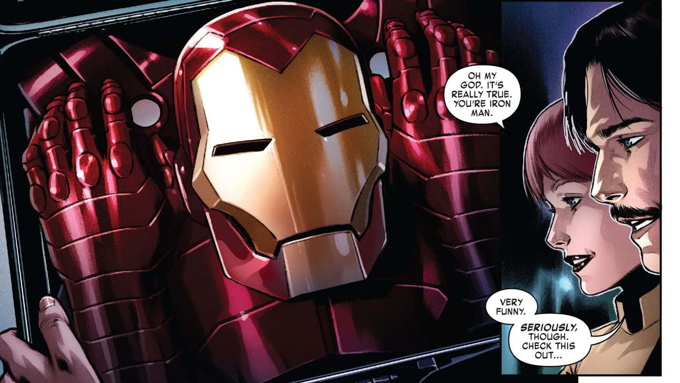 Iron Man Comics 桌布 壁紙 — 鋼鐵人標誌性的紅色和金色盔甲在展示櫃中展出，兩個人表現出驚訝和有趣的反應。