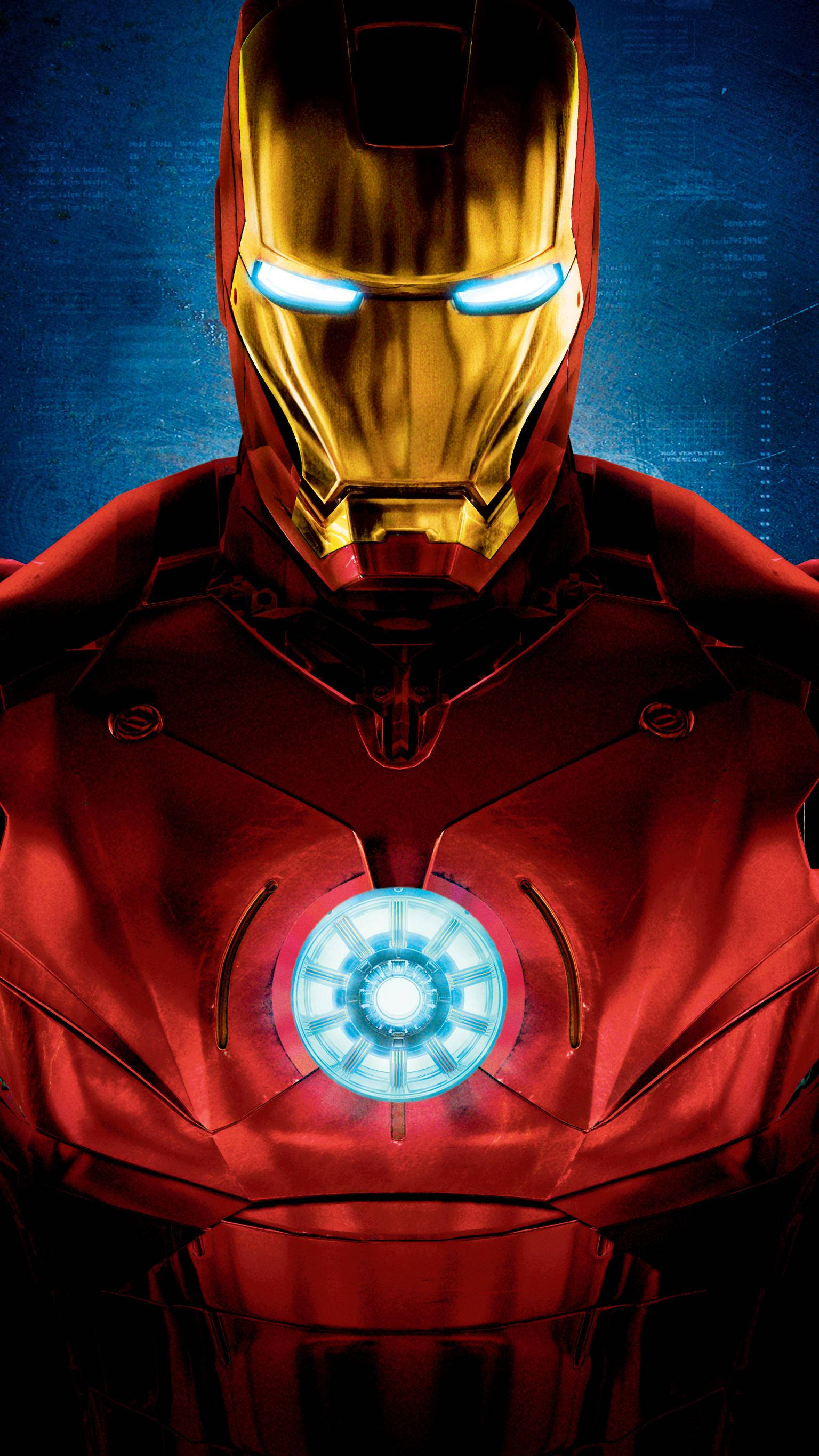 Iron Man Full HD 桌布 壁紙 — 鋼鐵人發光的紅色和金色盔甲特寫，帶有明亮的藍色眼睛和胸部弧形反應器，背景為深藍色數位背景。