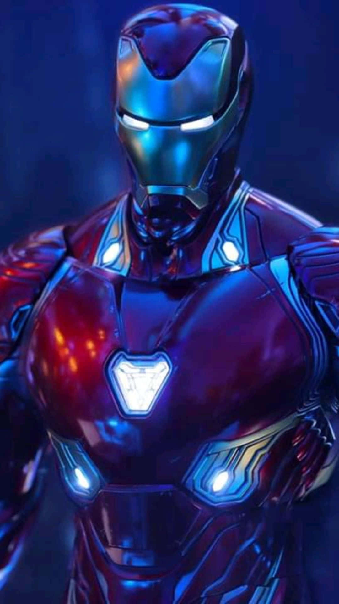 Android Iron Man 桌布 壁紙 — 鋼鐵人發光的紅色和金色盔甲特寫，藍色燈光，深色背景。
