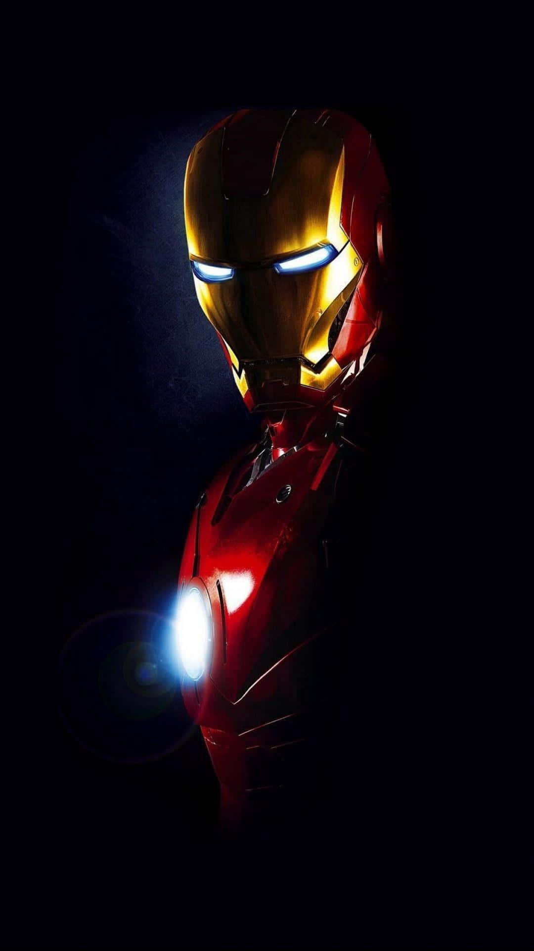 Best Iron Man 桌布 壁紙 — 鋼鐵人發光的紅色和金色裝甲在黑暗背景中脫穎而出，帶有明亮的藍色眼睛和胸部燈光。