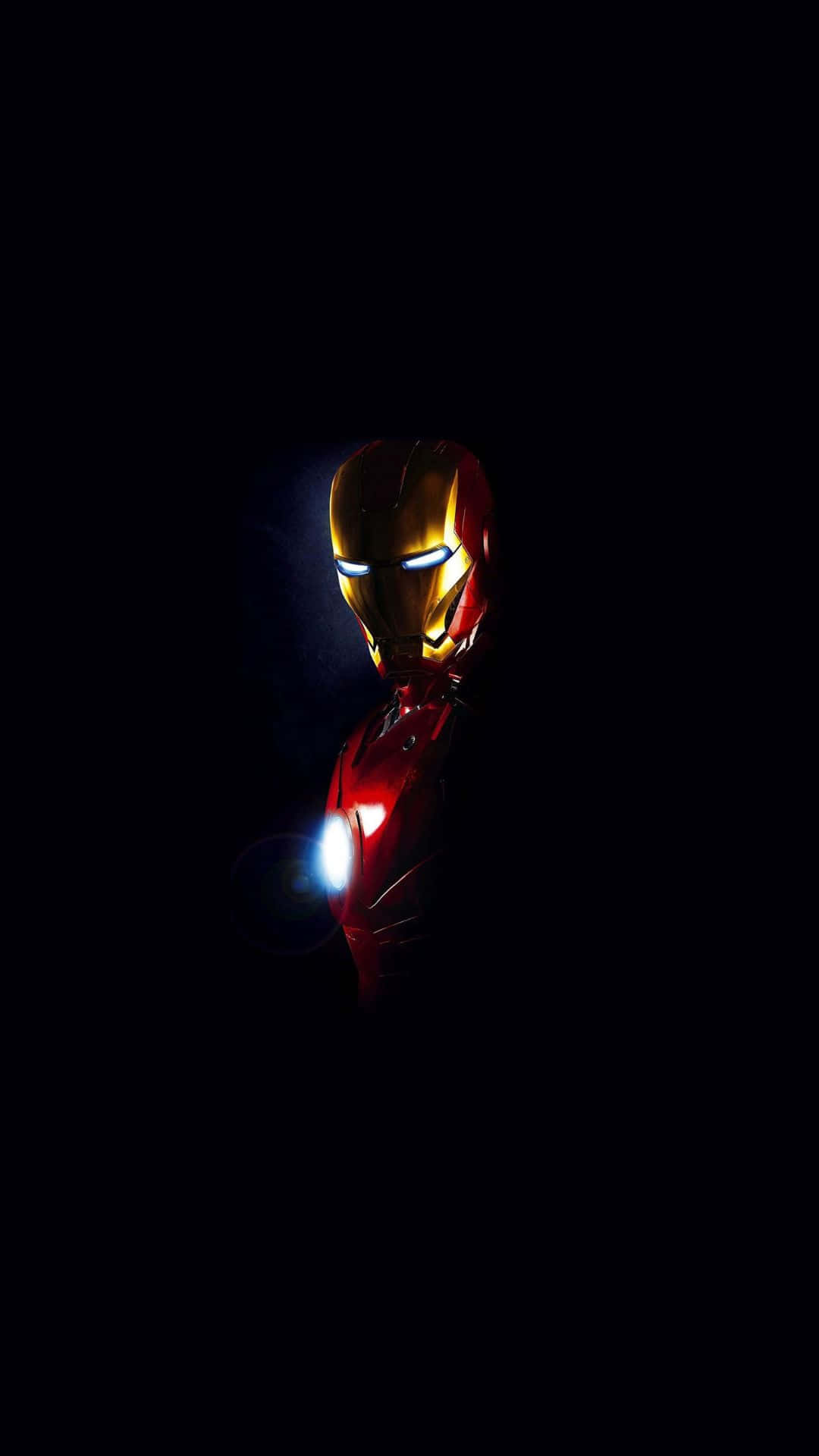 Android Iron Man 桌布 壁紙 — 鋼鐵人發光的頭盔和斥力炮光線在戲劇性的特寫中刺穿黑暗。