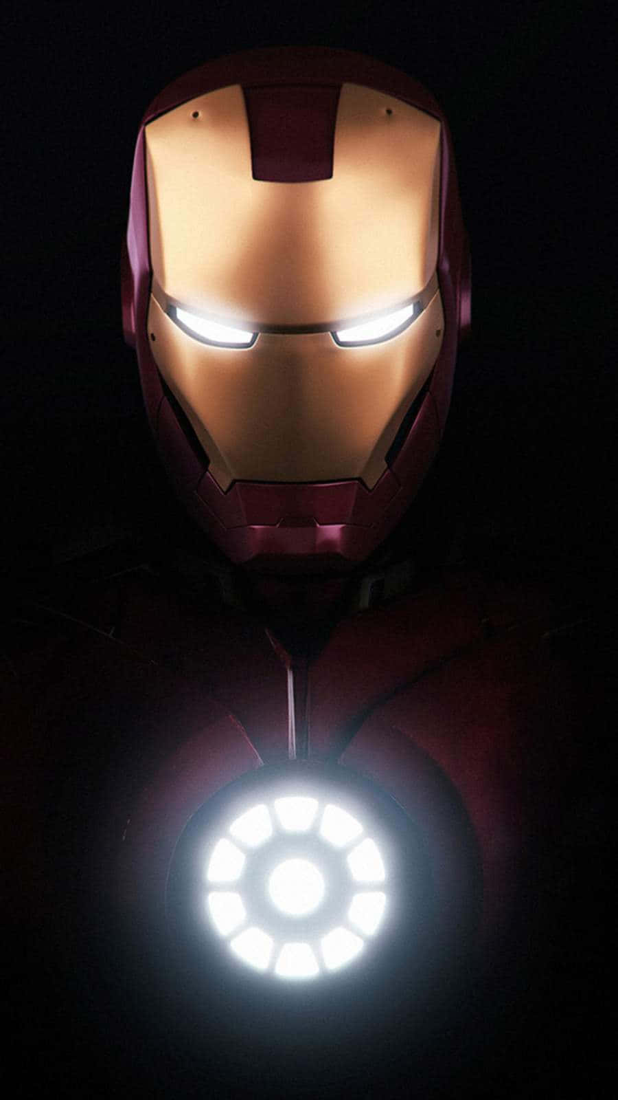 Iron Man Fan Art 桌布 壁紙 — 鋼鐵人發光的頭盔和胸部弧形反應器在漆黑背景中閃耀。