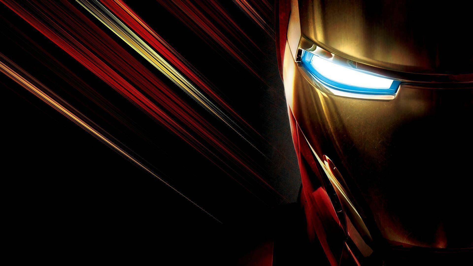 Iron Man Full HD 桌布 壁紙 — 鋼鐵人發光藍色眼睛的特寫，背景為帶有紅色和金色光線條紋的黑暗背景。