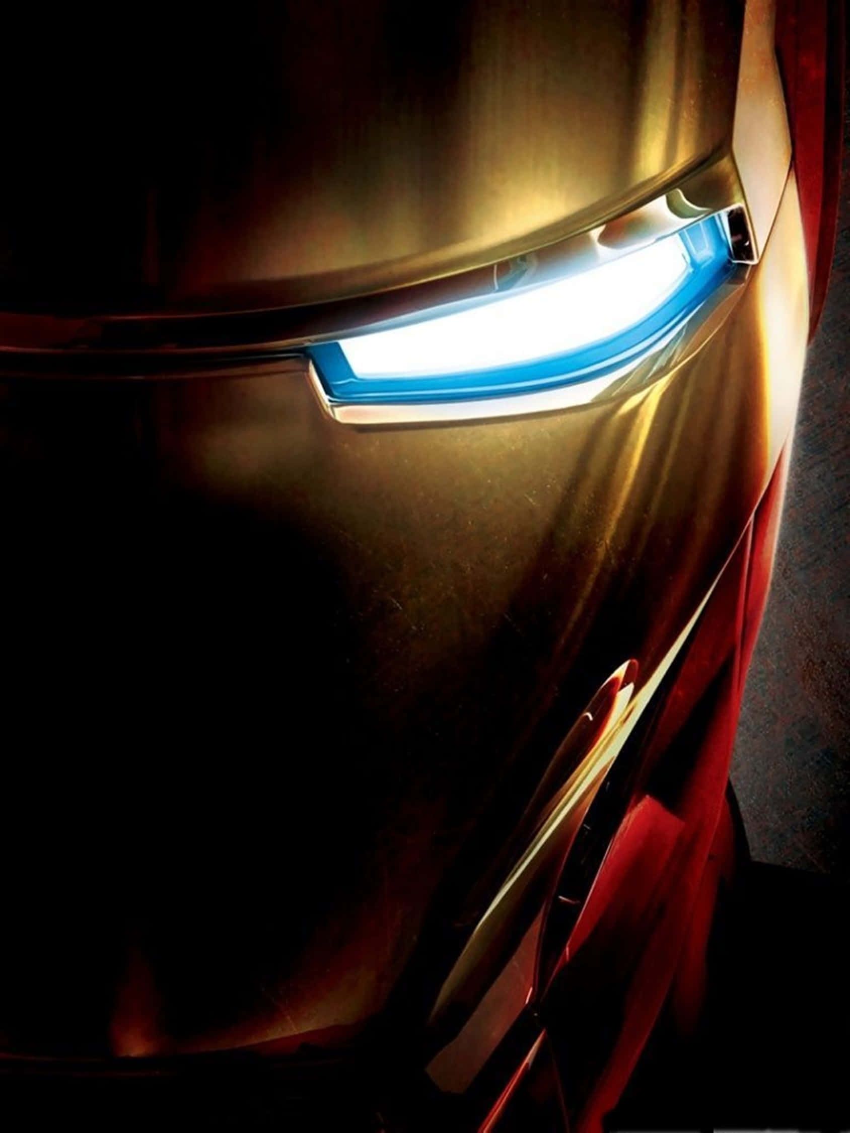 Avengers Phone 桌布 壁紙 — 鋼鐵人發光藍色眼睛縫隙的特寫，背景為帶有紅色點綴的深色金屬裝甲。