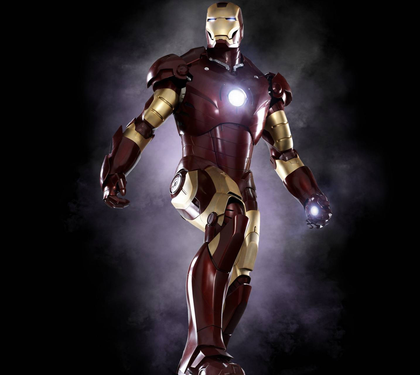 Iron Man Mark 3 桌布 壁紙 — 鋼鐵人穿著標誌性的紅色和金色盔甲，在煙霧瀰漫的黑暗背景下擺出姿勢，電弧反應器和斥力燈閃閃發光。