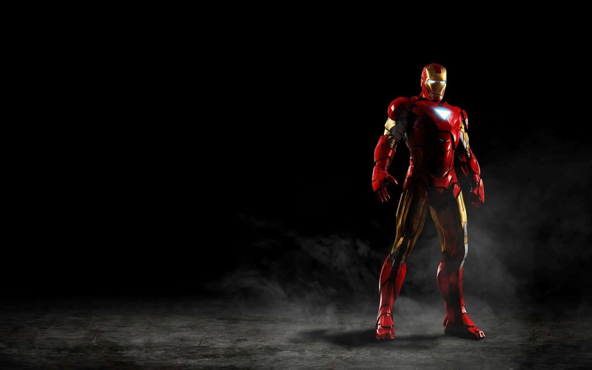 Best Iron Man 桌布 壁紙 — 鋼鐵人穿著標誌性的紅色和金色裝甲，在黑暗煙霧背景中擺出姿勢，胸口反應爐發光。