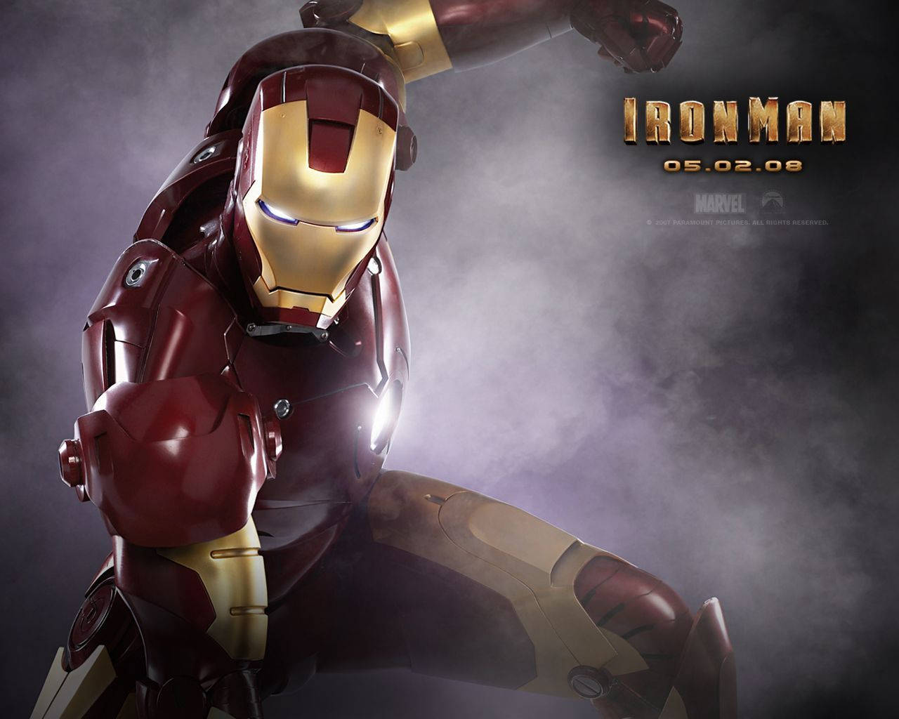 Iron Man Mark 3 桌布 壁紙 — 鋼鐵人穿著標誌性的紅色和金色裝甲，在煙霧瀰漫的黑暗背景下動態站立，眼睛和胸口燈光閃爍。