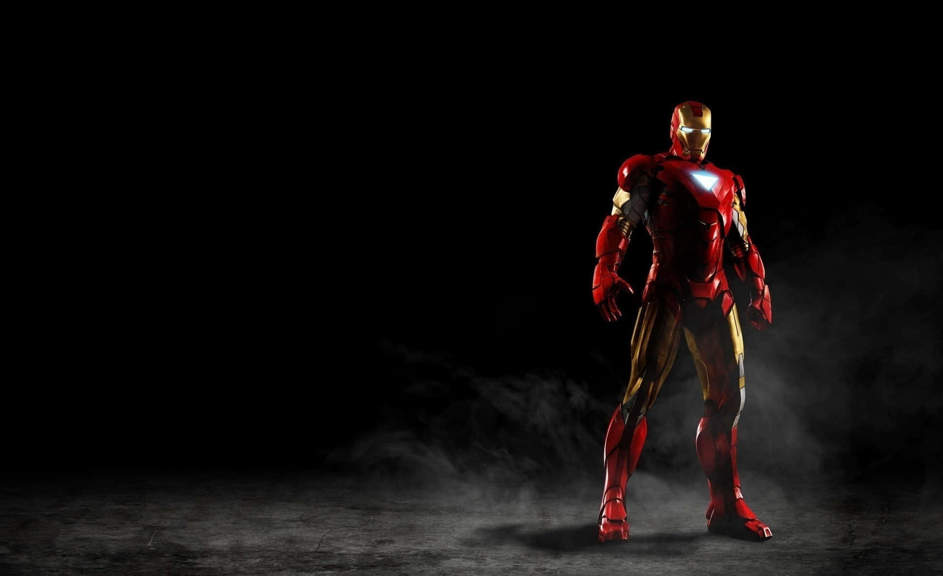 Iron Man Action Figures 桌布 壁紙 — 鋼鐵人穿著標誌性的紅色和金色裝甲，在黑暗煙霧繚繞的背景中，胸前反應爐閃耀光芒。